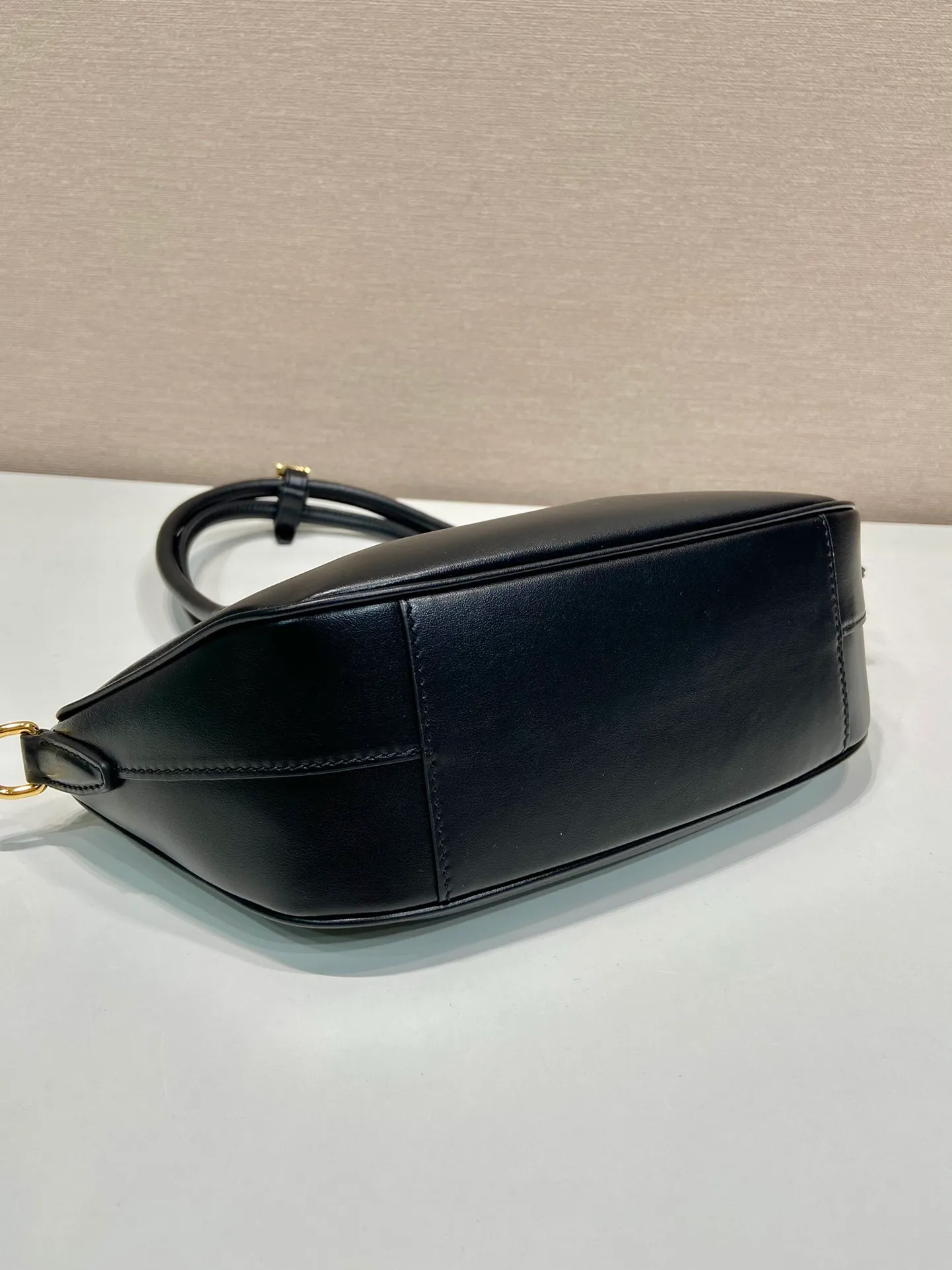 💰1500🎉New style🎉1BA427 handbag🎉🎉 This elegant geometric line handbag is made of imported calfskin, sinuous and gives off a modern atmosphere. The structured bag body is made of leather and is made with exquisite craftsmanship. It is equipped with exquisite details, a detachable leather keychain, simple and elegant. Baby, hurry up and get it🎉🎉 Length 26x Height 17x Bottom 9cm🎉🎉🎉👏👏👏