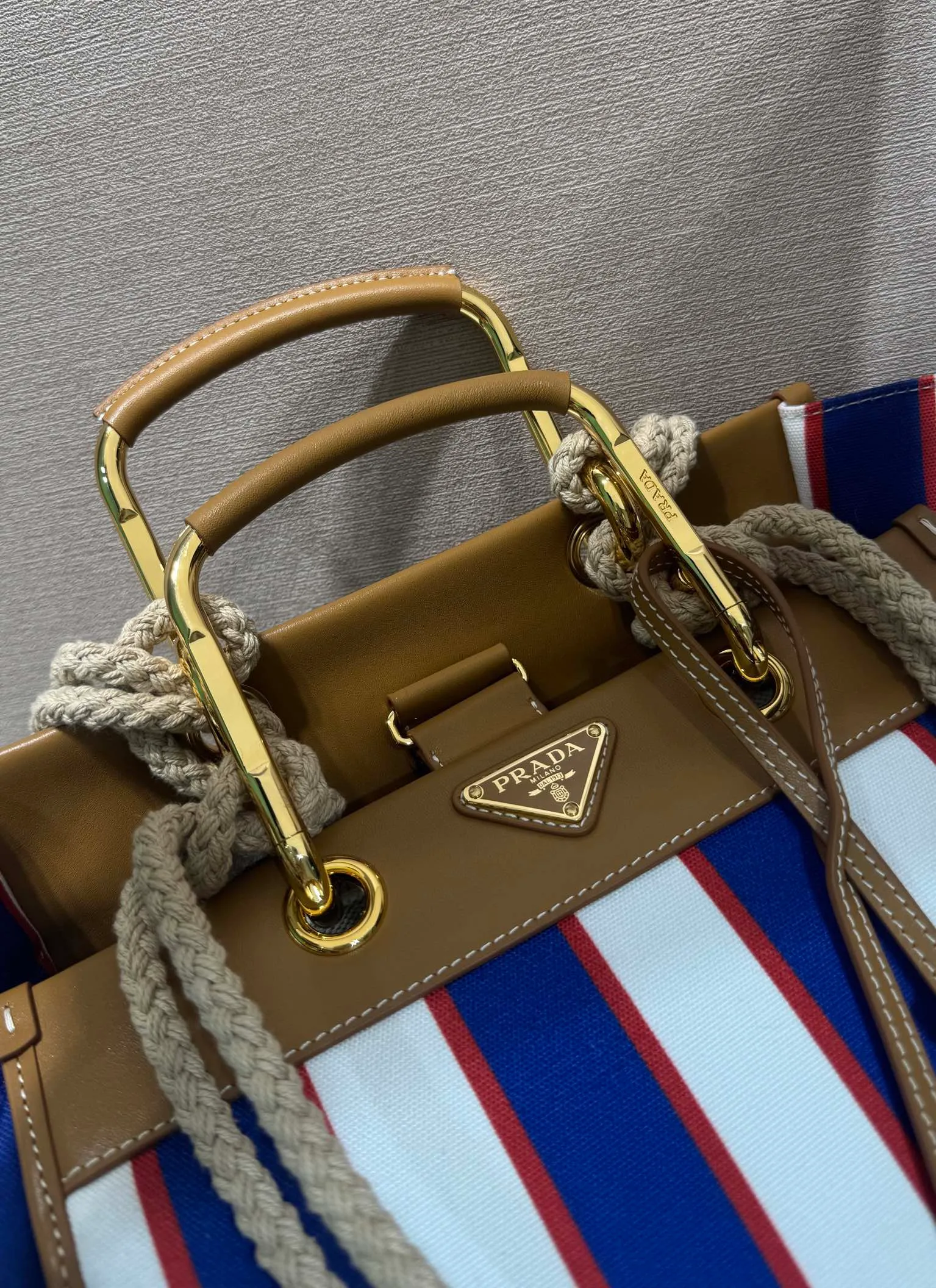 💰1520🎉New Tote Bag🎉🎉1BG561🎉🎉 Decorated with a striped pattern, this canvas tote bag combines retro summer vibes with exquisite handcrafted details. Leather details accentuate the sophisticated and versatile overall design, complete with an enameled triangle metal logo. Metal and rope double handles, detachable leather mirror, large capacity, very attractive upper body effect, hurry up and get it, unisex model🎉🎉 Length 26x Height 35x Bottom 17cm🎉🎉🎉💰💰💰