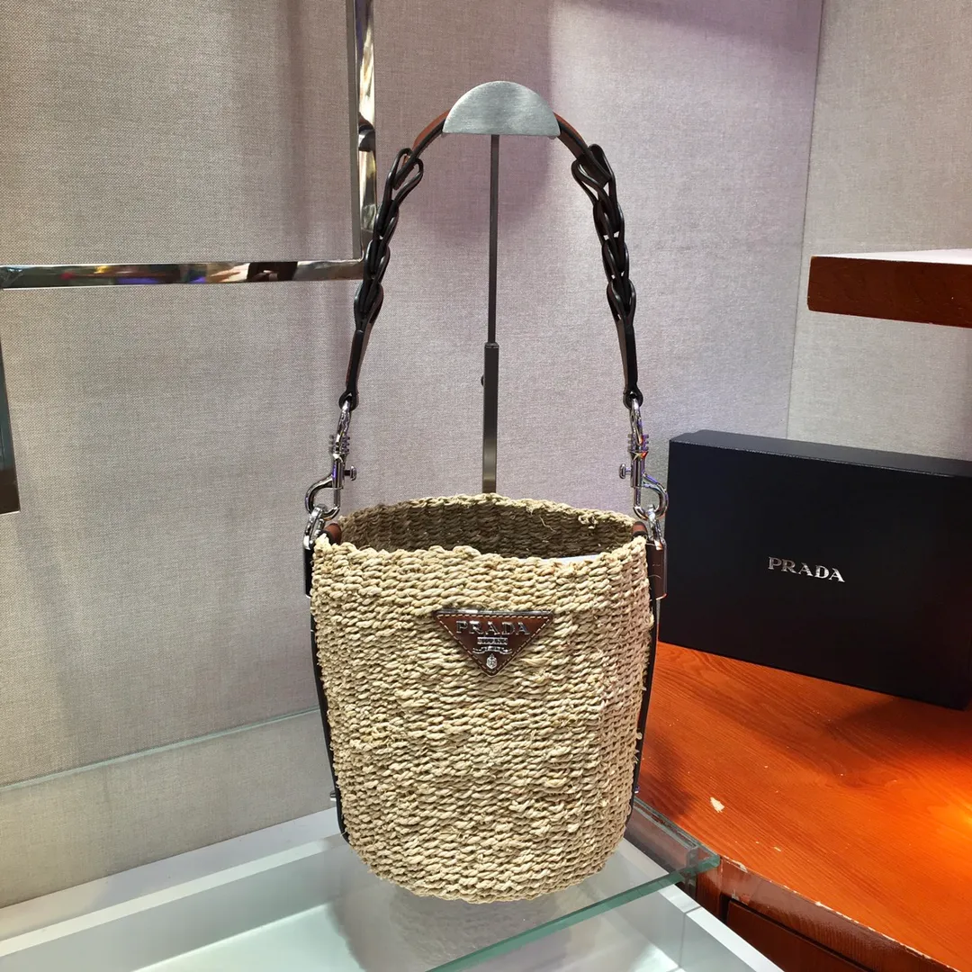 💰1640🎉Limited edition bucket straw bag🎉Made of high-end, fashionable and exquisite handmade bamboo weaving and imported cowhide leather👏👏Full of artistic flavor~Classic and retro, with cowhide inner bag inside, it has a fashionable and modern noble charm😘😘It can be paired with private clothes every day. Natural style design It seems like it can breathe🙊🙊Lightweight/large space👍👍, the appearance is cute😘😘This straw knitted style will never go out of style, babies, hurry up and get it, it’s so beautiful🙊🙊 1BC128 length 25x height 23x base 17cm👏👏👏💰💰💰