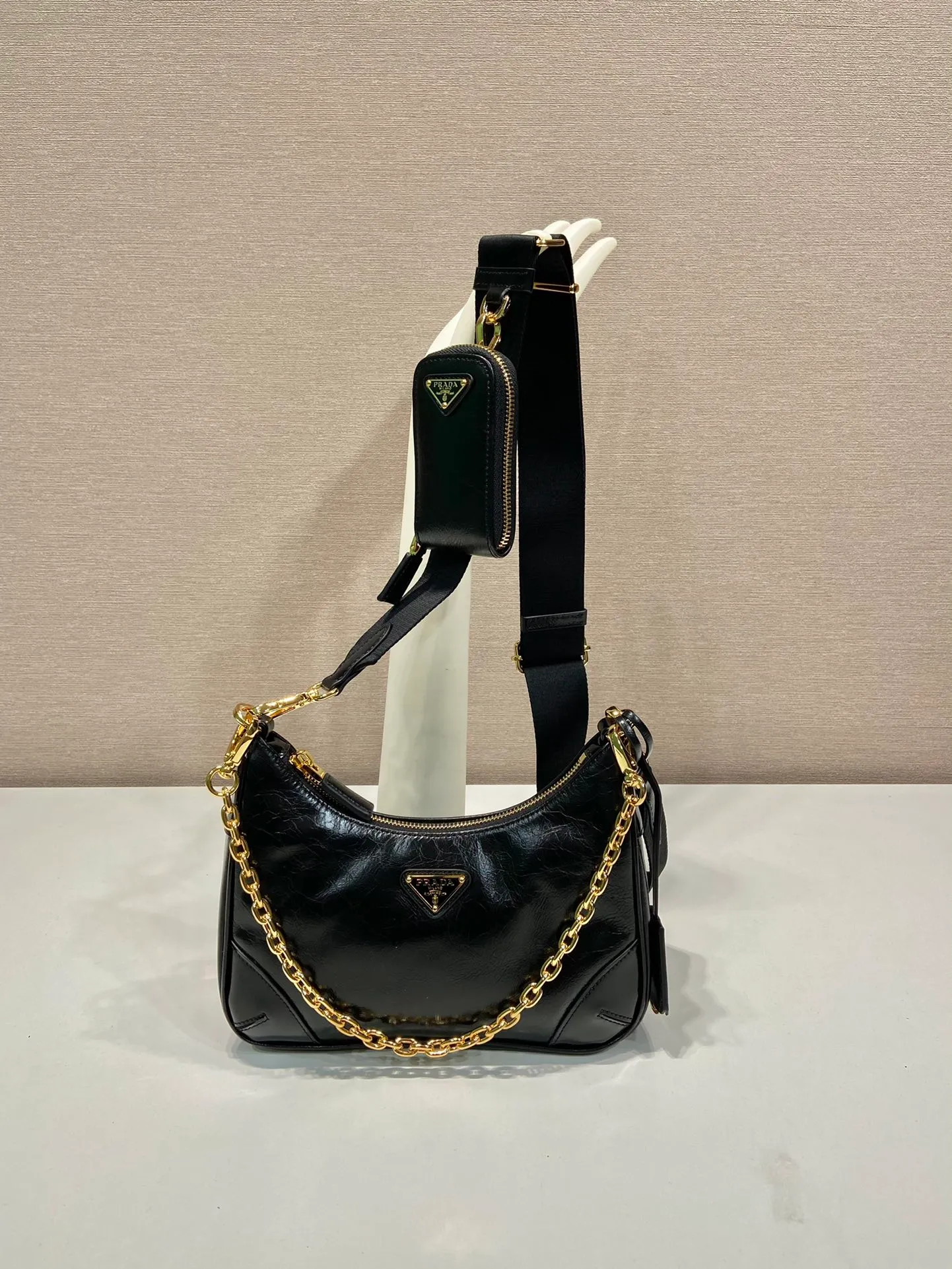 💰1500🎉Oil wax three-in-one🎉1BC204 oil wax three-in-one🎉🎉 This three-in-one function is very strong, three uses in one package, equipped with an adjustable nylon shoulder strap/detachable small bag, so perfect🎉🎉 Made of imported oil-waxed cowhide, it looks fashionable and elegant. Iron/webbing can be switched at any time😘😘The upper body effect is beautiful, convenient and practical🎉🎉Hurry up and get it👏👏Length 23xHeight 17xBottom 6.5cm