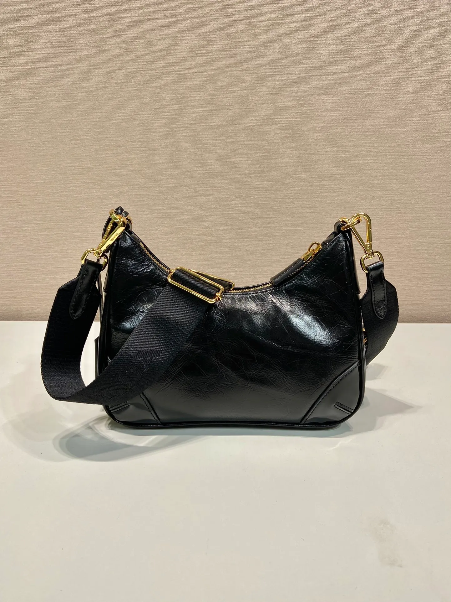 💰1500🎉Oil wax three-in-one🎉1BC204 oil wax three-in-one🎉🎉 This three-in-one function is very strong, three uses in one package, equipped with an adjustable nylon shoulder strap/detachable small bag, so perfect🎉🎉 Made of imported oil-waxed cowhide, it looks fashionable and elegant. Iron/webbing can be switched at any time😘😘The upper body effect is beautiful, convenient and practical🎉🎉Hurry up and get it👏👏Length 23xHeight 17xBottom 6.5cm