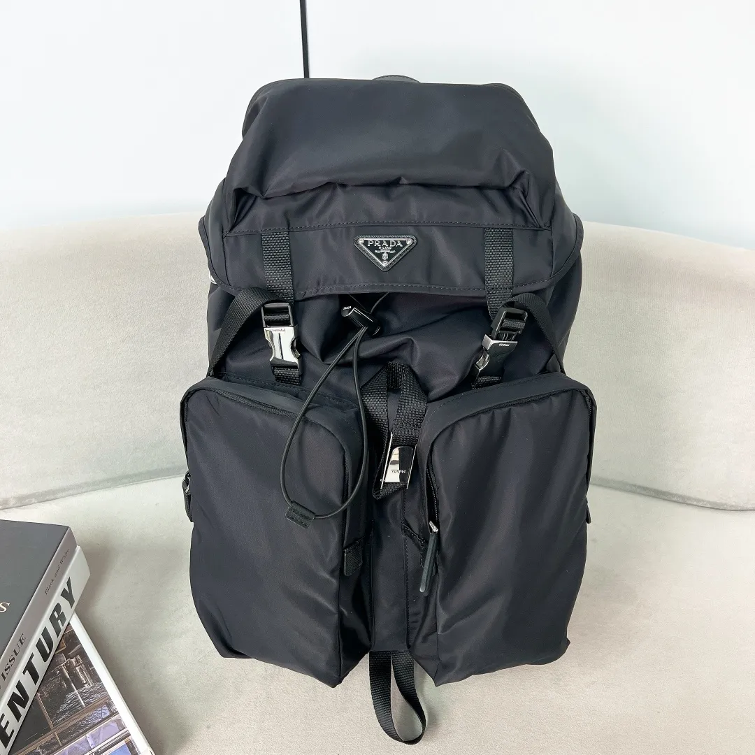 💰1860✨New product launch✨2023 autumn and winter new men's travel backpack 2VZ019 The classic parachute material backpack is new. Made of imported nylon fabric. The latest design is quite technological. The main compartment of the backpack is equipped with a flap and buckle. Internal zipper pockets and patch pockets. Two external zipper pockets and two drawstring water bottle pockets. The padded mesh back is breathable and more comfortable. Leather handles➕Adjustable woven nylon straps, spacious, highly functional, and super cool on the upper body! The perfect details are comparable to brick cabinets🌟Awesome!  Size: 53.5cm high, 16.5cm long, 32cm wide