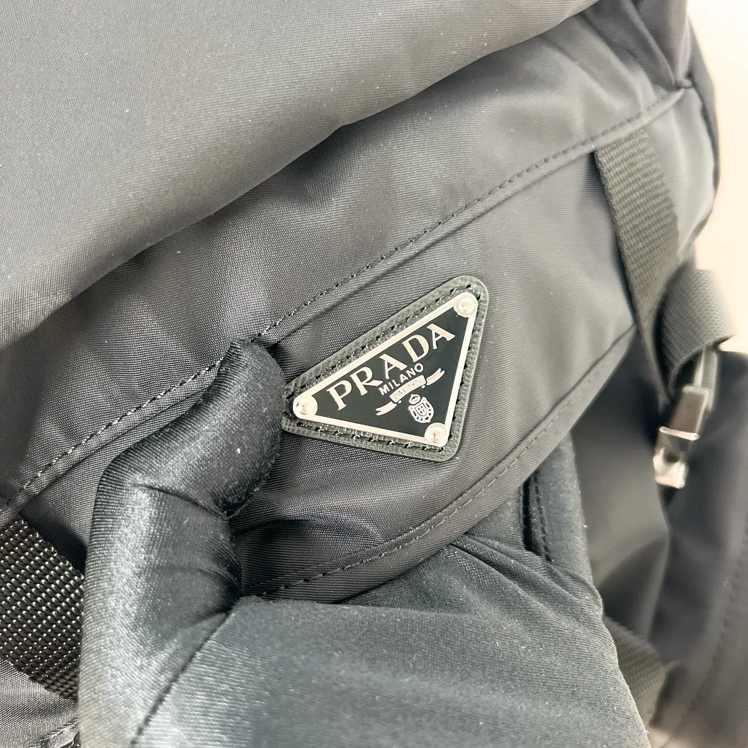 💰1860✨New product launch✨2023 autumn and winter new men's travel backpack 2VZ019 The classic parachute material backpack is new. Made of imported nylon fabric. The latest design is quite technological. The main compartment of the backpack is equipped with a flap and buckle. Internal zipper pockets and patch pockets. Two external zipper pockets and two drawstring water bottle pockets. The padded mesh back is breathable and more comfortable. Leather handles➕Adjustable woven nylon straps, spacious, highly functional, and super cool on the upper body! The perfect details are comparable to brick cabinets🌟Awesome!  Size: 53.5cm high, 16.5cm long, 32cm wide