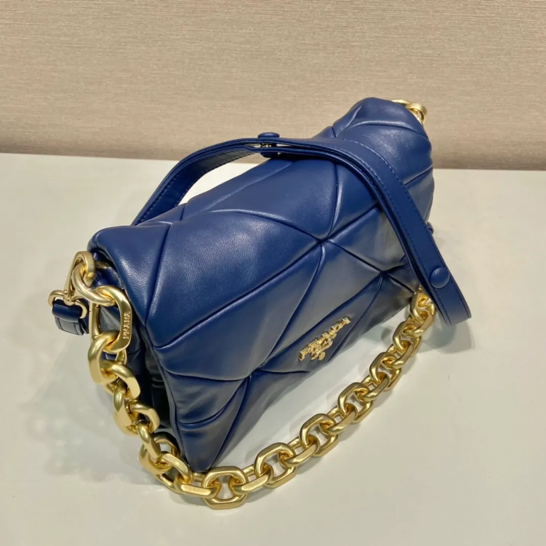 💰1800🎉New style🎉1BD328🎉🎉New color🎉🎉 This System soft lambskin shoulder bag is decorated with a triangular pattern created with gorgeous stitching, highlighting the brand's craftsmanship. The flip cover design, chain handle evokes the association of jewelry/and is detachable. The metal lettering logo on the front is outlined with the iconic triangular stitching, and the brand style is immediately visible. Can be carried by hand/shoulder strap/cross-body, highly functional👍 If you like babies, hurry up and get it🎉🎉 Length 24x Height 15x Bottom 7.5cm🎉🎉🎉👏👏👏