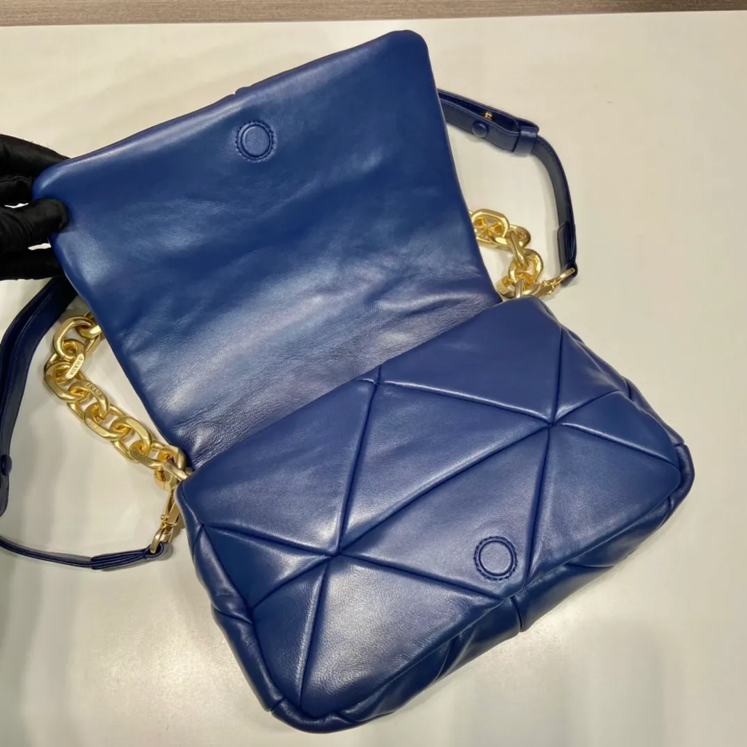 💰1800🎉New style🎉1BD328🎉🎉New color🎉🎉 This System soft lambskin shoulder bag is decorated with a triangular pattern created with gorgeous stitching, highlighting the brand's craftsmanship. The flip cover design, chain handle evokes the association of jewelry/and is detachable. The metal lettering logo on the front is outlined with the iconic triangular stitching, and the brand style is immediately visible. Can be carried by hand/shoulder strap/cross-body, highly functional👍 If you like babies, hurry up and get it🎉🎉 Length 24x Height 15x Bottom 7.5cm🎉🎉🎉👏👏👏
