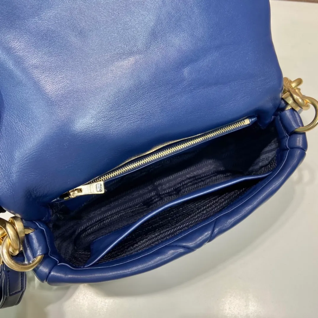 💰1800🎉New style🎉1BD328🎉🎉New color🎉🎉 This System soft lambskin shoulder bag is decorated with a triangular pattern created with gorgeous stitching, highlighting the brand's craftsmanship. The flip cover design, chain handle evokes the association of jewelry/and is detachable. The metal lettering logo on the front is outlined with the iconic triangular stitching, and the brand style is immediately visible. Can be carried by hand/shoulder strap/cross-body, highly functional👍 If you like babies, hurry up and get it🎉🎉 Length 24x Height 15x Bottom 7.5cm🎉🎉🎉👏👏👏