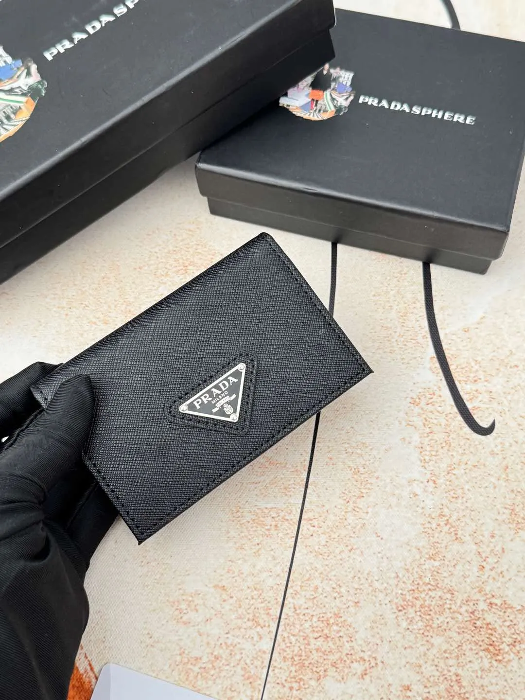 💰120💰PRADA’s popular men’s card holder counter new style, official website synchronization, genuine development, model 2MC122#. Color/picture, real shot 💋Cross-grain cowhide texture is excellent, threaded lining, hardware accessories! Exquisite wiring, even and neat lines, smooth oil edges, size: 11cm long, 6.5cm high