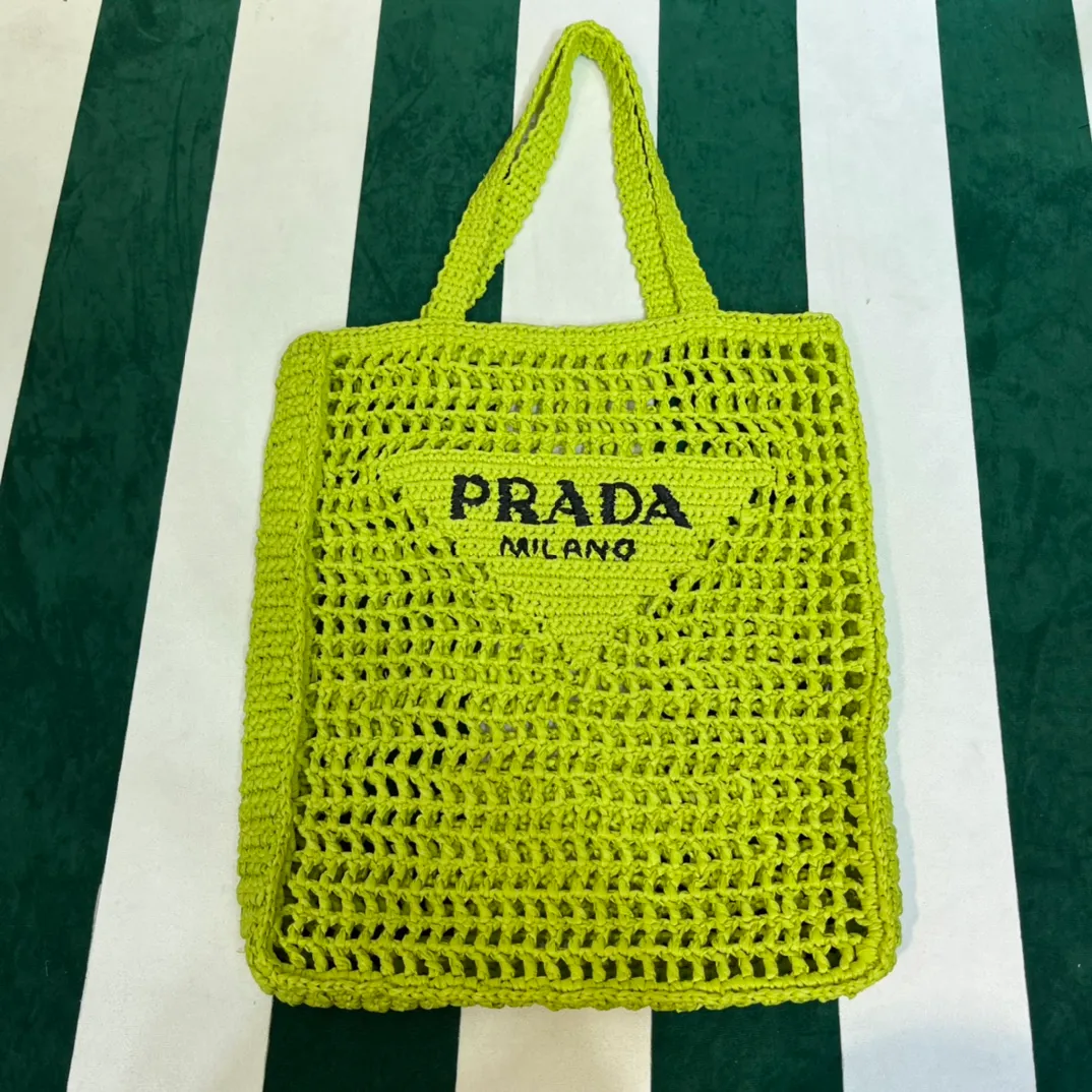 💰1160 Raffia Upgraded Version/Fruit Green🥑 𝗣𝗿'𝗮𝗱𝗮Raffia Fiber Tote Bag Made of high-quality imported raffia🌿 Purely handmade! Every craftsman makes it with care and crochets it stitch by stitch! How can summer outings, picnics, and photo shoots be complete without a beautiful, lightweight and chic straw bag? 393 Size: 36×4×38cm