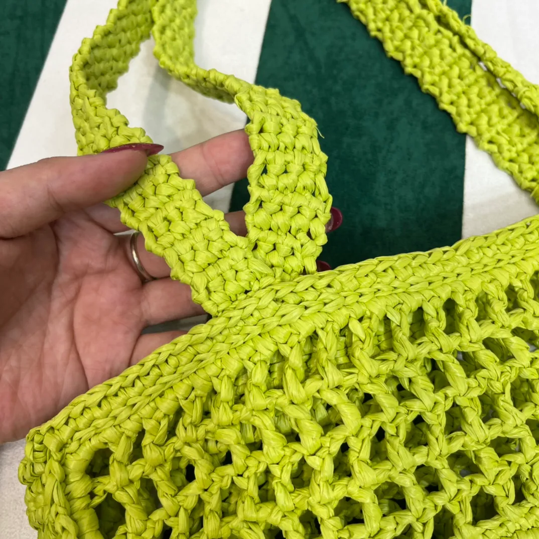 💰1160 Raffia Upgraded Version/Fruit Green🥑 𝗣𝗿'𝗮𝗱𝗮Raffia Fiber Tote Bag Made of high-quality imported raffia🌿 Purely handmade! Every craftsman makes it with care and crochets it stitch by stitch! How can summer outings, picnics, and photo shoots be complete without a beautiful, lightweight and chic straw bag? 393 Size: 36×4×38cm