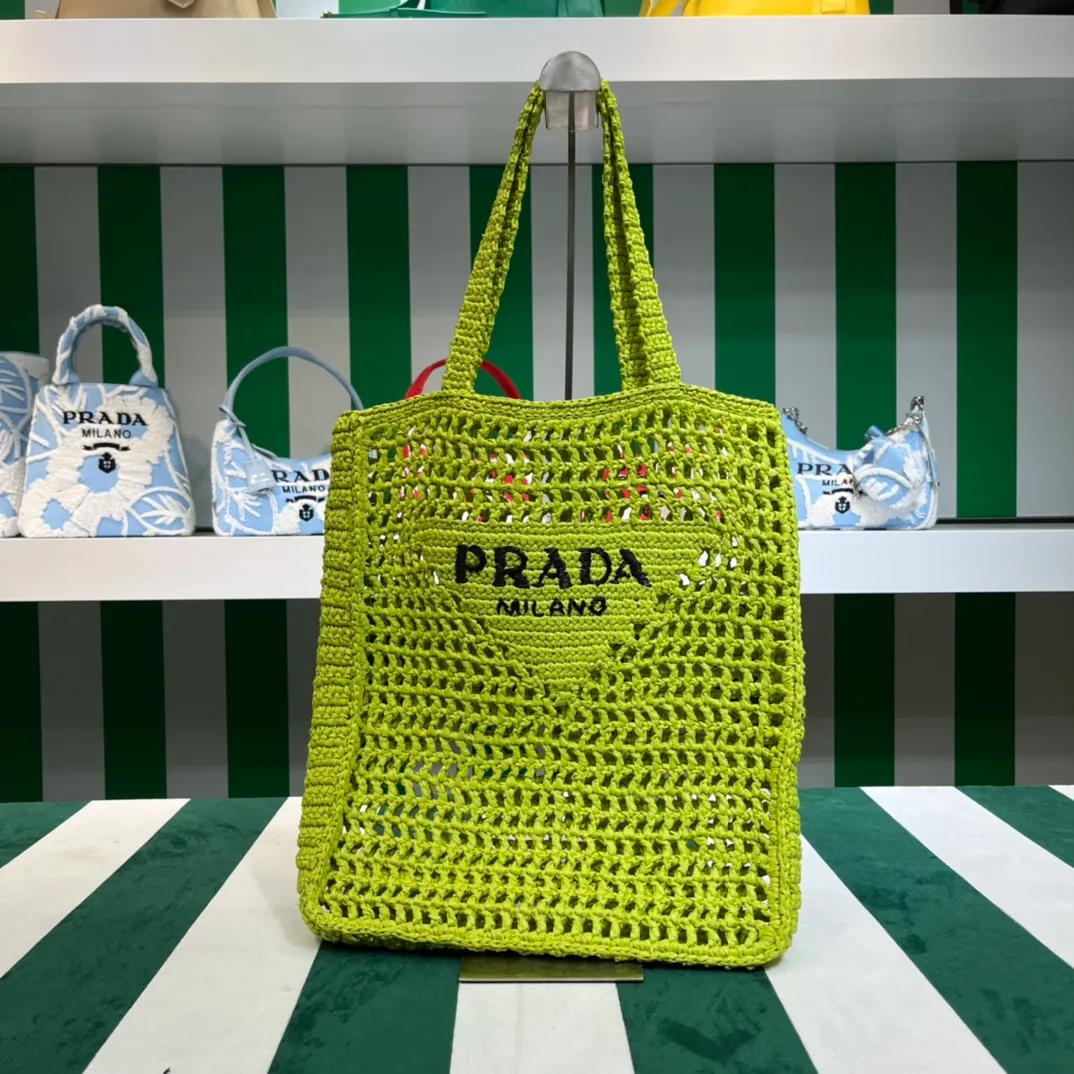💰1160 Raffia Upgraded Version/Fruit Green🥑 𝗣𝗿'𝗮𝗱𝗮Raffia Fiber Tote Bag Made of high-quality imported raffia🌿 Purely handmade! Every craftsman makes it with care and crochets it stitch by stitch! How can summer outings, picnics, and photo shoots be complete without a beautiful, lightweight and chic straw bag? 393 Size: 36×4×38cm