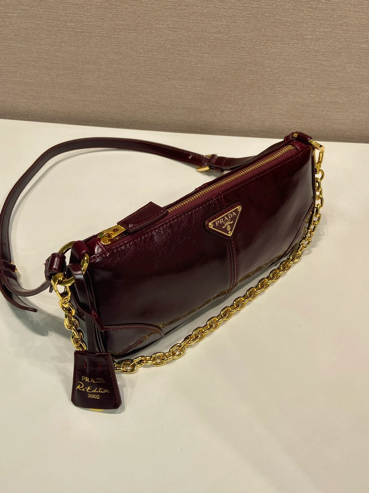 💰1140🎉New Underarm Bag🎉1BC221🎉🎉 This underarm bag is a replica of the 2002 classic style. The exquisite and minimalist accessory is made of leather with a refined glossy surface and is paired with an elegant detachable chain handle. It is suitable for different occasions from day to night. Embellished with eye-catching metal hardware, it features a leather keychain and an enameled metal triangle logo. Lightweight and practical, get it now🎉🎉Length 26xHeight 11.5xBottom 6cm🎉🎉🎉👏👏👏