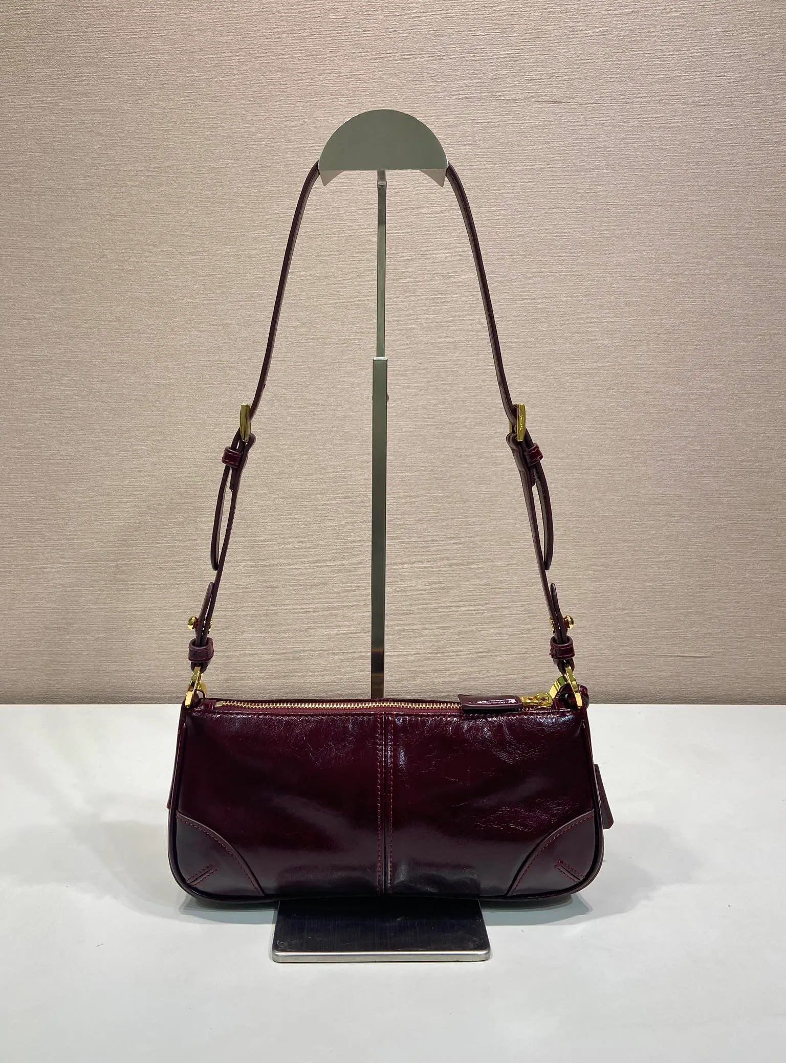 💰1140🎉New Underarm Bag🎉1BC221🎉🎉 This underarm bag is a replica of the 2002 classic style. The exquisite and minimalist accessory is made of leather with a refined glossy surface and is paired with an elegant detachable chain handle. It is suitable for different occasions from day to night. Embellished with eye-catching metal hardware, it features a leather keychain and an enameled metal triangle logo. Lightweight and practical, get it now🎉🎉Length 26xHeight 11.5xBottom 6cm🎉🎉🎉👏👏👏