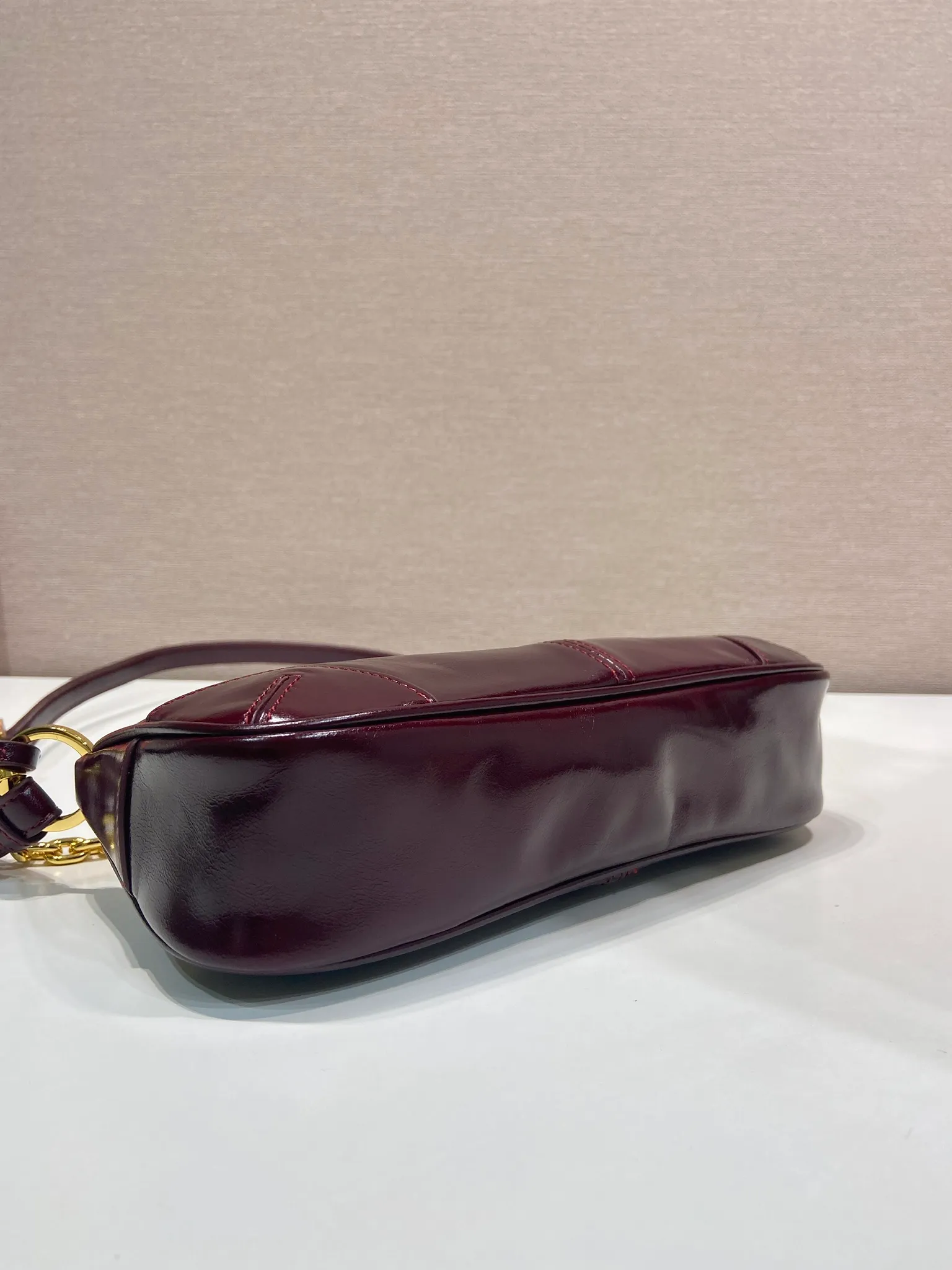 💰1140🎉New Underarm Bag🎉1BC221🎉🎉 This underarm bag is a replica of the 2002 classic style. The exquisite and minimalist accessory is made of leather with a refined glossy surface and is paired with an elegant detachable chain handle. It is suitable for different occasions from day to night. Embellished with eye-catching metal hardware, it features a leather keychain and an enameled metal triangle logo. Lightweight and practical, get it now🎉🎉Length 26xHeight 11.5xBottom 6cm🎉🎉🎉👏👏👏