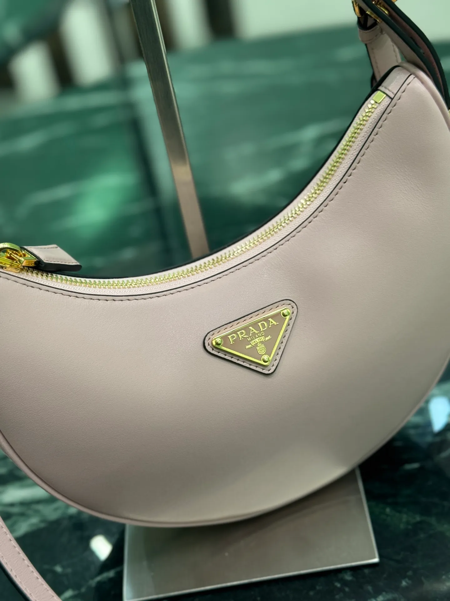 💰1700, Moon handbag [new version] This simple Moon handbag uses cowhide to bring out the modern and versatile charm. The curved body design is equipped with 2 long/short adjustable shoulder straps, making it easy to change the shape at will. The interior is equipped with imported lambskin, and the metal accessories add to the bright style. Size: length 22.5x height 18.5x bottom 6.5cm Style number: 1BC194
