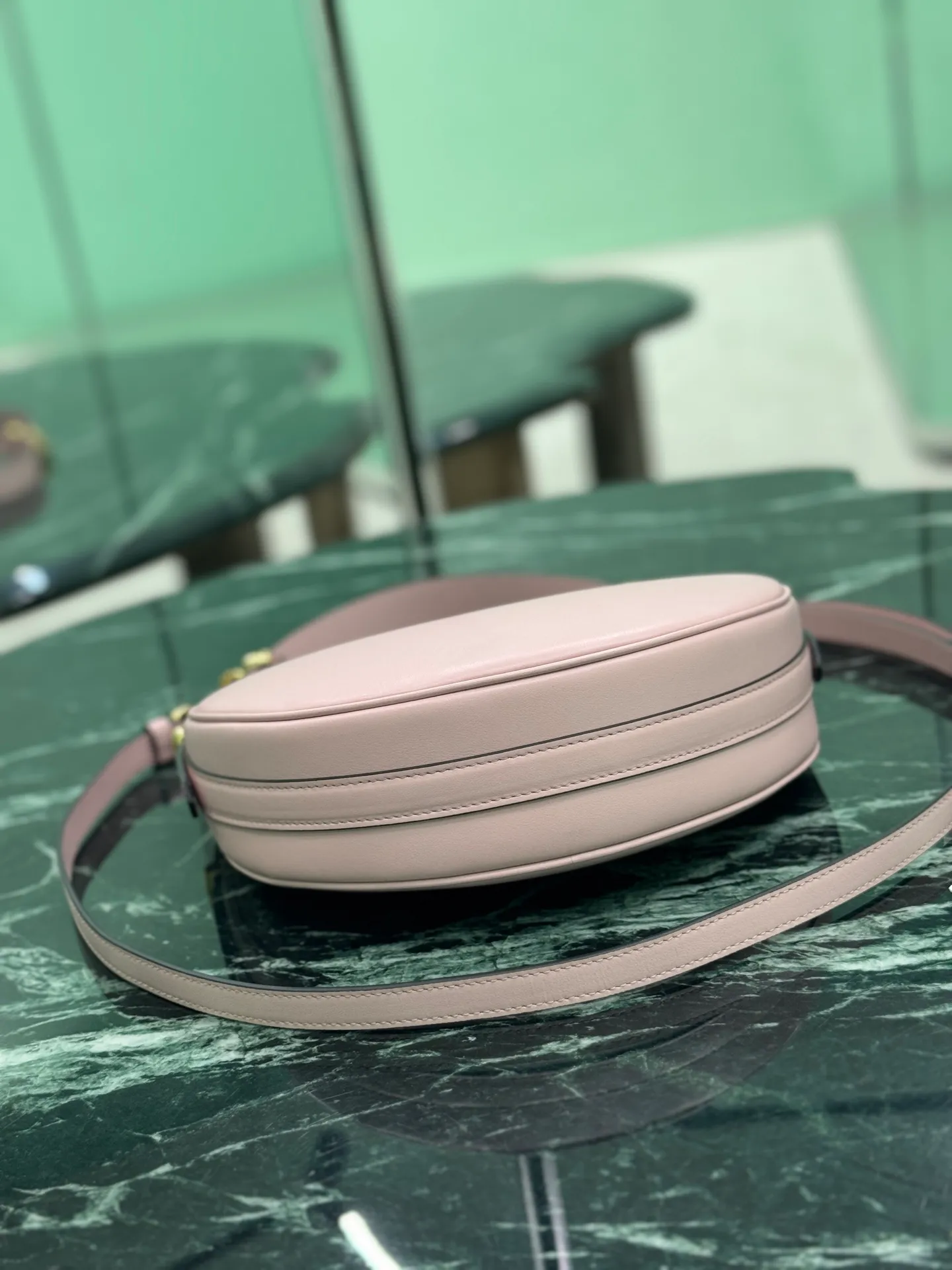 💰1700, Moon handbag [new version] This simple Moon handbag uses cowhide to bring out the modern and versatile charm. The curved body design is equipped with 2 long/short adjustable shoulder straps, making it easy to change the shape at will. The interior is equipped with imported lambskin, and the metal accessories add to the bright style. Size: length 22.5x height 18.5x bottom 6.5cm Style number: 1BC194