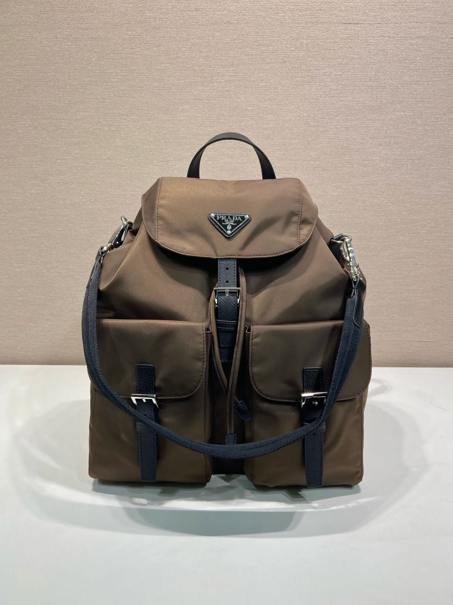 💰1360🎉New Backpack🎉2VZ110A Ocher Brown🎉🎉 This Re-Nylon backpack is designed with classic nylon fabric, top-grade hardware, and integrated with innovative and practical elements, presenting a refined and timeless style. Equipped with a detachable shoulder strap, it can be used interchangeably on different occasions. The upper body effect is very fashionable and elegant, and it is a popular style that will never go out of style🎉Hurry up and get it🎉🎉 Length 34x Height 39x Bottom 15cm🎉🎉🎉🎉👏👏👏