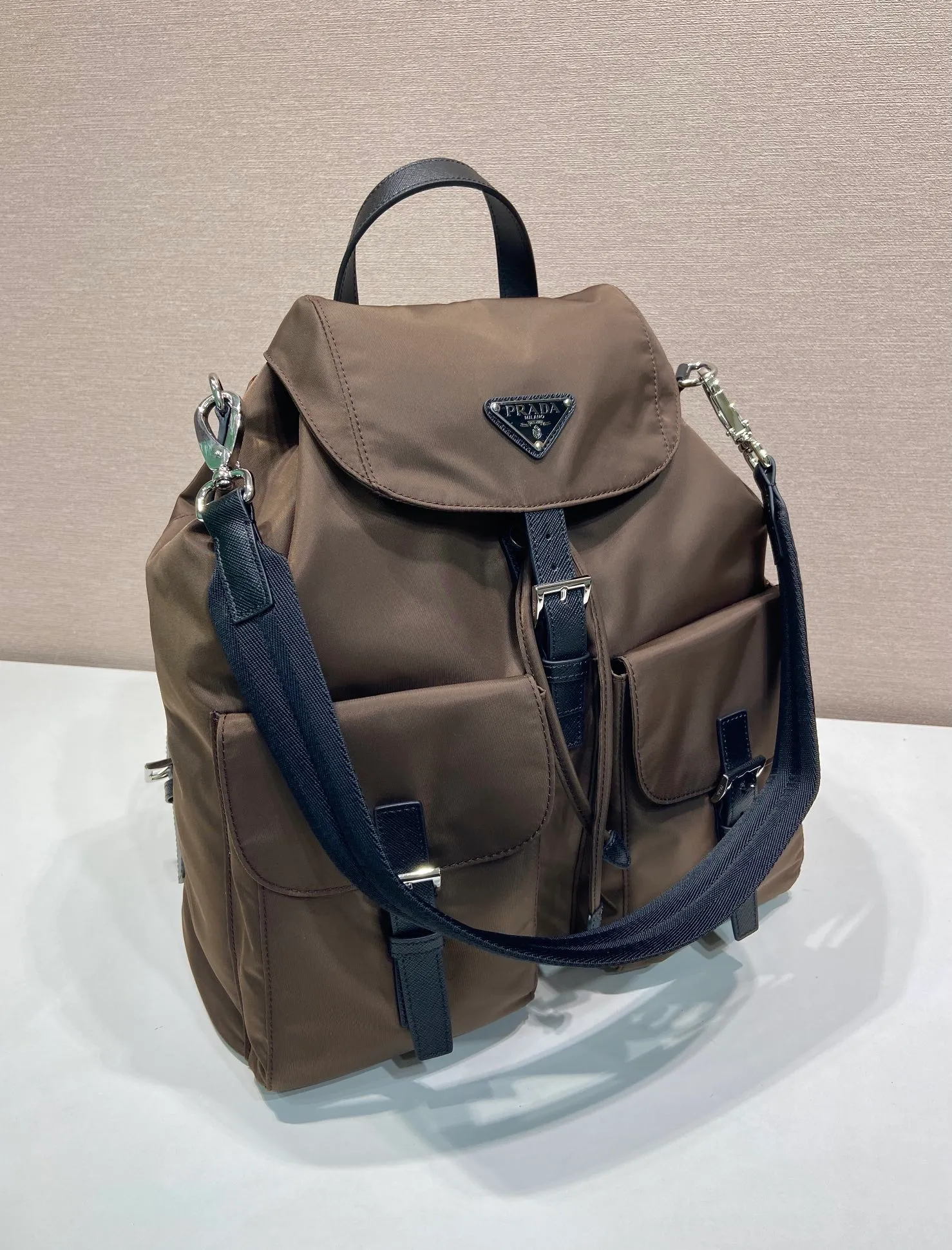 💰1360🎉New Backpack🎉2VZ110A Ocher Brown🎉🎉 This Re-Nylon backpack is designed with classic nylon fabric, top-grade hardware, and integrated with innovative and practical elements, presenting a refined and timeless style. Equipped with a detachable shoulder strap, it can be used interchangeably on different occasions. The upper body effect is very fashionable and elegant, and it is a popular style that will never go out of style🎉Hurry up and get it🎉🎉 Length 34x Height 39x Bottom 15cm🎉🎉🎉🎉👏👏👏