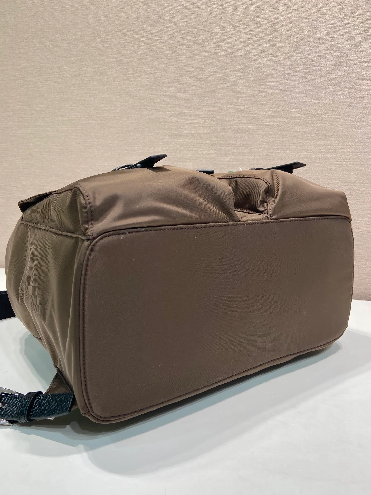 💰1360🎉New Backpack🎉2VZ110A Ocher Brown🎉🎉 This Re-Nylon backpack is designed with classic nylon fabric, top-grade hardware, and integrated with innovative and practical elements, presenting a refined and timeless style. Equipped with a detachable shoulder strap, it can be used interchangeably on different occasions. The upper body effect is very fashionable and elegant, and it is a popular style that will never go out of style🎉Hurry up and get it🎉🎉 Length 34x Height 39x Bottom 15cm🎉🎉🎉🎉👏👏👏