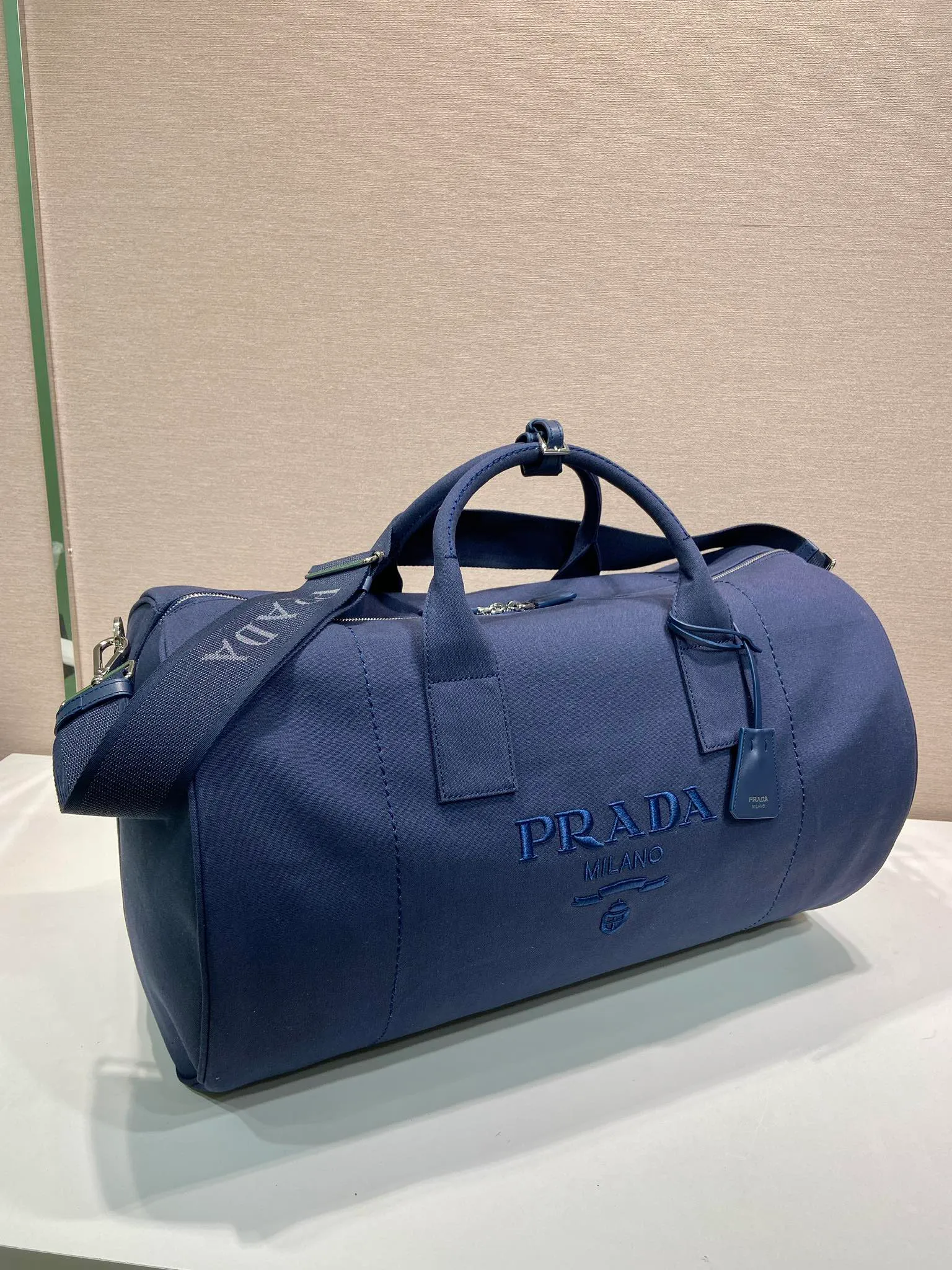 💰1360🎉New travel bag🎉2VC051🎉👌 This canvas travel bag tells a sporty style with its lightweight design and exquisite leather details. Roomy and versatile, it features a detachable shoulder strap and a tonal embroidered logo for unique detailing. The upper body effect is fashionable and handsome, hurry up and get it🎉🎉 Length 53x Height 32x Bottom 32cm🎉🎉🎉💰💰💰
