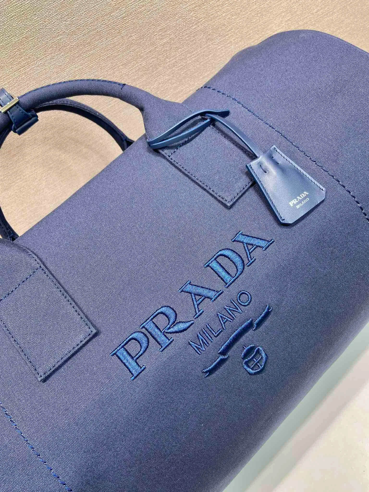 💰1360🎉New travel bag🎉2VC051🎉👌 This canvas travel bag tells a sporty style with its lightweight design and exquisite leather details. Roomy and versatile, it features a detachable shoulder strap and a tonal embroidered logo for unique detailing. The upper body effect is fashionable and handsome, hurry up and get it🎉🎉 Length 53x Height 32x Bottom 32cm🎉🎉🎉💰💰💰