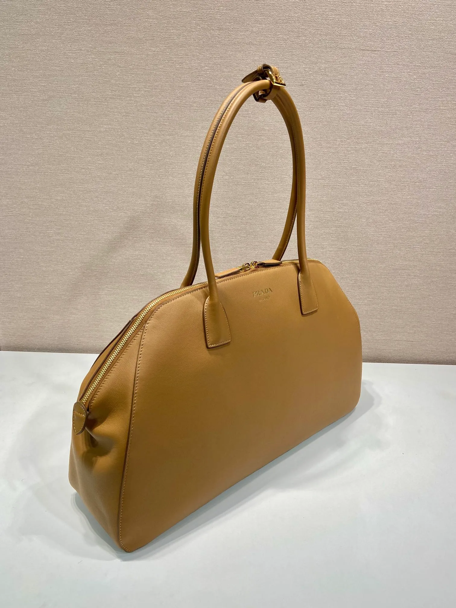💰2040🎉New style🎉1BG506🎉🎉 This leather handbag is a new interpretation of the retro silhouette, using smooth and delicate lines to show unique fashion charm. It has ample capacity and three inner pockets. Its rounded lines and exquisite details perfectly illustrate the excellent skills of the brand's craftsmen. Can be worn as a shoulder bag, it features metal hardware and an understated lettering logo, highlighting the sophistication of the accessory. Simple and elegant, it is a popular style that will never go out of style, hurry up and get it🎉🎉 Length 48x Height 30.5x Bottom 13cm🎉🎉🎉👏👏👏