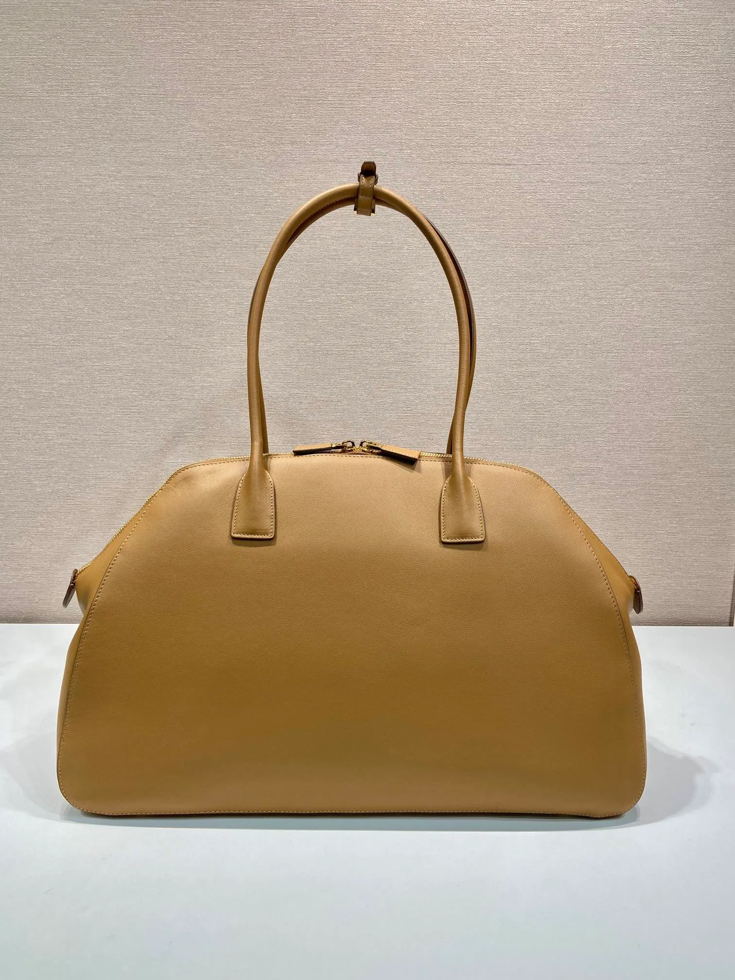 💰2040🎉New style🎉1BG506🎉🎉 This leather handbag is a new interpretation of the retro silhouette, using smooth and delicate lines to show unique fashion charm. It has ample capacity and three inner pockets. Its rounded lines and exquisite details perfectly illustrate the excellent skills of the brand's craftsmen. Can be worn as a shoulder bag, it features metal hardware and an understated lettering logo, highlighting the sophistication of the accessory. Simple and elegant, it is a popular style that will never go out of style, hurry up and get it🎉🎉 Length 48x Height 30.5x Bottom 13cm🎉🎉🎉👏👏👏