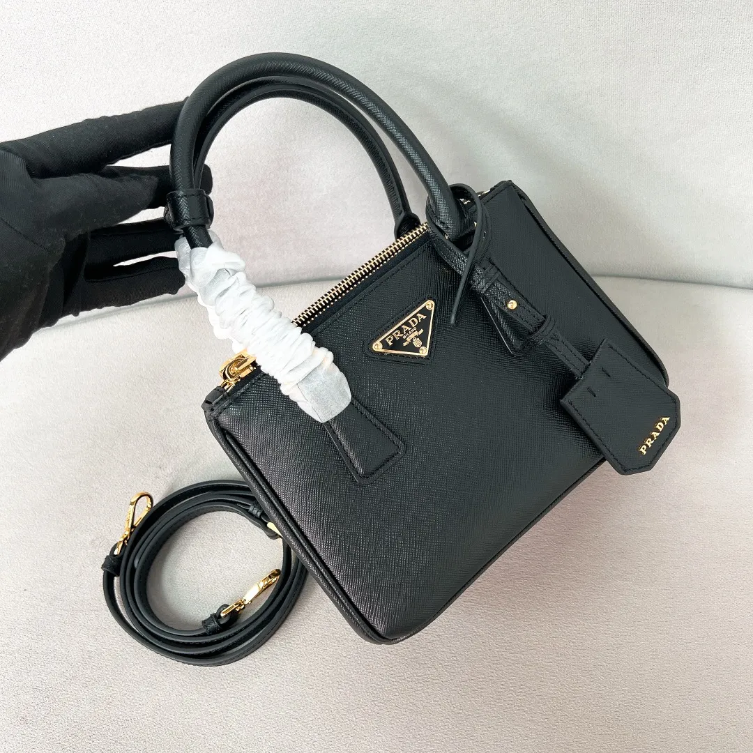 💰1700✨New product launch✨2025 early spring new Galleria Saffiano leather handbag - "Killer Bag" Mini No. 1BA906 People who understand fashion love killer bags. The bag should look like a killer bag. Carefully crafted with Saffiano cross pattern imported from Italy. Minimalist and capable bag shape with triangular metal lettering logo. Double zipper design of the middle main bag with extra large capacity. Double handles and detachable shoulder straps make it It can be carried by hand or carried across the shoulder. It can be opened and closed with side snap buttons. The bag body changes to add elegance and elegance. It is small and exquisite, adding a playful and fashionable feel. Size 20*14.5*9.5 Black