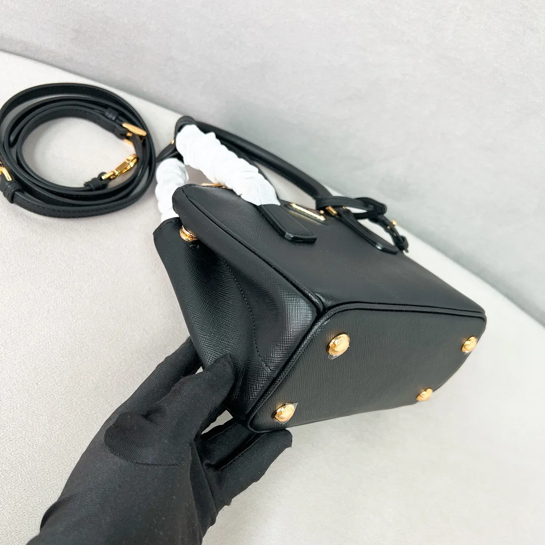 💰1700✨New product launch✨2025 early spring new Galleria Saffiano leather handbag - "Killer Bag" Mini No. 1BA906 People who understand fashion love killer bags. The bag should look like a killer bag. Carefully crafted with Saffiano cross pattern imported from Italy. Minimalist and capable bag shape with triangular metal lettering logo. Double zipper design of the middle main bag with extra large capacity. Double handles and detachable shoulder straps make it It can be carried by hand or carried across the shoulder. It can be opened and closed with side snap buttons. The bag body changes to add elegance and elegance. It is small and exquisite, adding a playful and fashionable feel. Size 20*14.5*9.5 Black