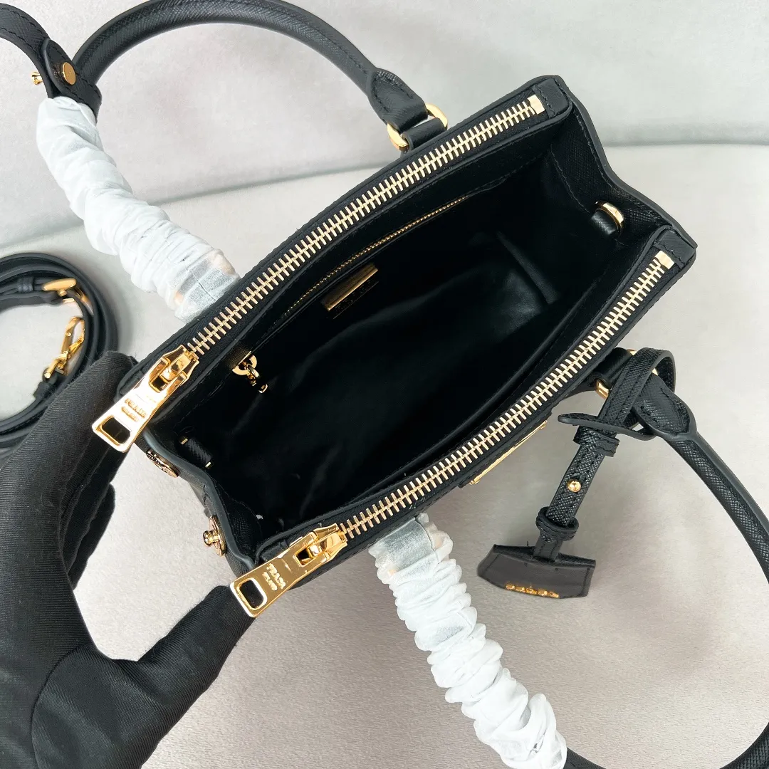💰1700✨New product launch✨2025 early spring new Galleria Saffiano leather handbag - "Killer Bag" Mini No. 1BA906 People who understand fashion love killer bags. The bag should look like a killer bag. Carefully crafted with Saffiano cross pattern imported from Italy. Minimalist and capable bag shape with triangular metal lettering logo. Double zipper design of the middle main bag with extra large capacity. Double handles and detachable shoulder straps make it It can be carried by hand or carried across the shoulder. It can be opened and closed with side snap buttons. The bag body changes to add elegance and elegance. It is small and exquisite, adding a playful and fashionable feel. Size 20*14.5*9.5 Black