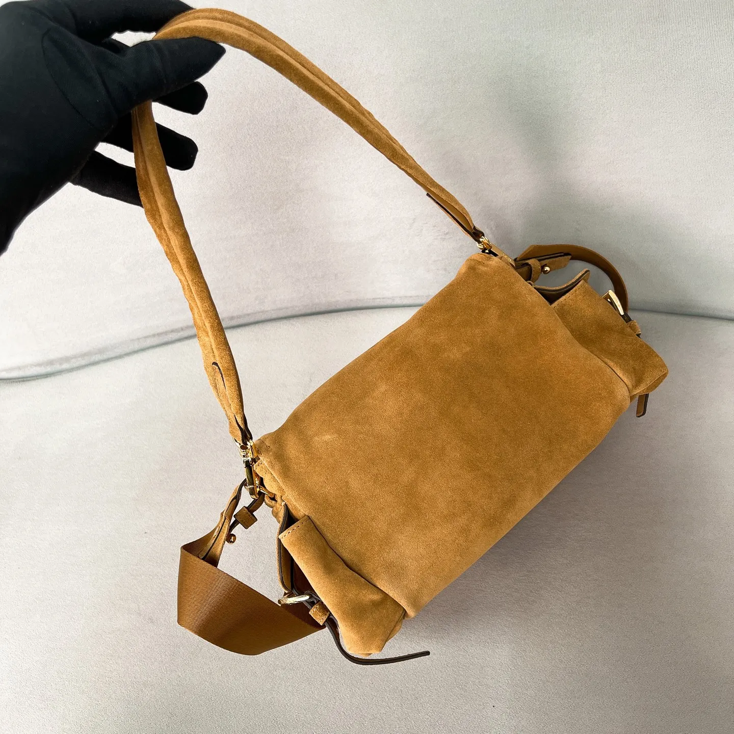 💰1520✨New product launch✨2025 new hot model Explore suede messenger bag medium size 1BD394, super versatile, good-looking and fashionable people must buy it! Not only practical, lightweight, but also good-looking, with super large capacity. Triangle brand signature + imported suede. Lightweight and practical design combines sports and versatile elements. Equipped with two detachable and adjustable webbing straps. The fluffy and soft shape goes well with clothes. The multi-pocket design meets the functional needs of traveling and commuting. It is simply great👏... Unisex style for both men and women🉑️ Size: 30*14*10cm Cinnamon color