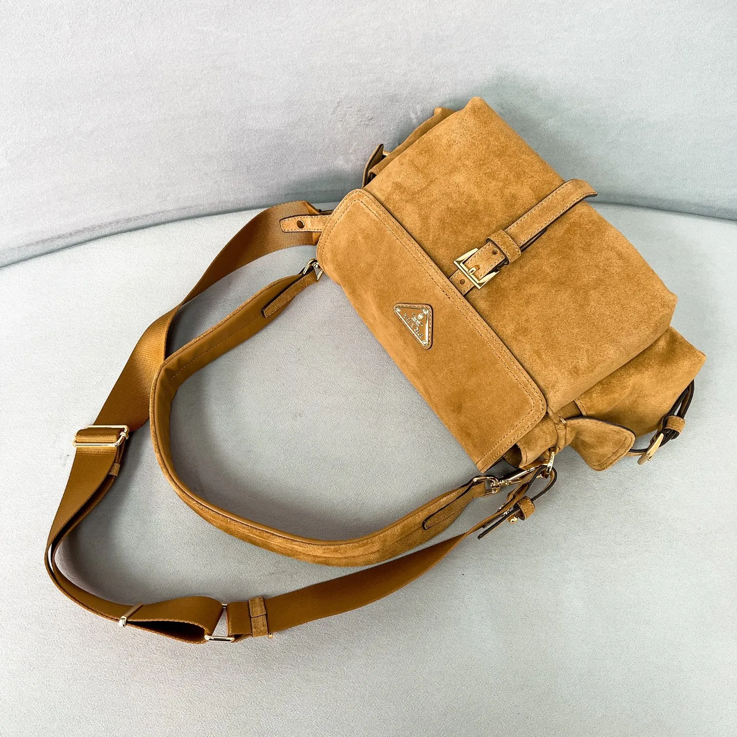 💰1520✨New product launch✨2025 new hot model Explore suede messenger bag medium size 1BD394, super versatile, good-looking and fashionable people must buy it! Not only practical, lightweight, but also good-looking, with super large capacity. Triangle brand signature + imported suede. Lightweight and practical design combines sports and versatile elements. Equipped with two detachable and adjustable webbing straps. The fluffy and soft shape goes well with clothes. The multi-pocket design meets the functional needs of traveling and commuting. It is simply great👏... Unisex style for both men and women🉑️ Size: 30*14*10cm Cinnamon color