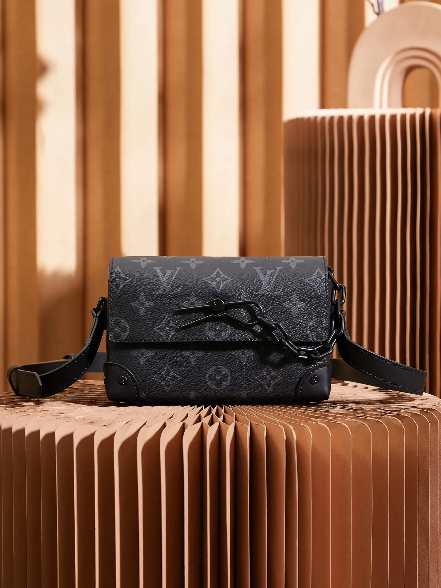P¥680👉nfc dynamic chip version👈【Top inspection-free all-steel hardware】This Steamer mini handbag is made of Monogram Eclipse canvas and draws chain and pin elements from Louis Vuitton Steamer hard case. Perfectly sized to accommodate travel needs, it comes with a zippered interior pocket and adjustable shoulder straps. Monogram Eclipse coated canvas, cow leather trim, fabric lining, metal hardware, zipper inner pocket, Steamer style chain, magnetic buckle closure, shoulder strap, non-detachable, adjustable! ! Model: M81783; Size: 18x11x6.5CM