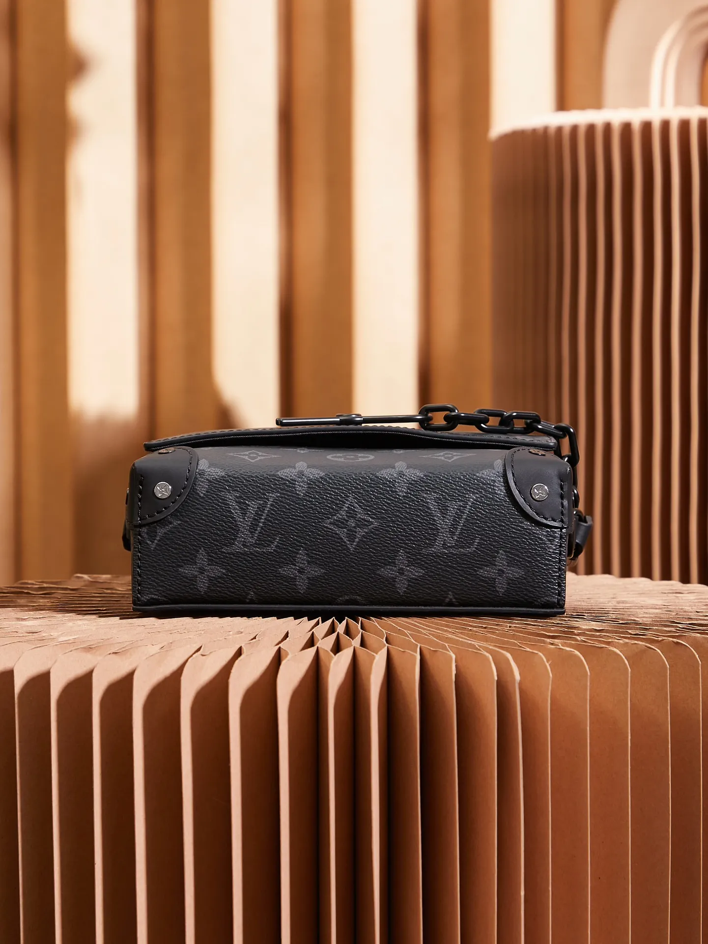 P¥680👉nfc dynamic chip version👈【Top inspection-free all-steel hardware】This Steamer mini handbag is made of Monogram Eclipse canvas and draws chain and pin elements from Louis Vuitton Steamer hard case. Perfectly sized to accommodate travel needs, it comes with a zippered interior pocket and adjustable shoulder straps. Monogram Eclipse coated canvas, cow leather trim, fabric lining, metal hardware, zipper inner pocket, Steamer style chain, magnetic buckle closure, shoulder strap, non-detachable, adjustable! ! Model: M81783; Size: 18x11x6.5CM
