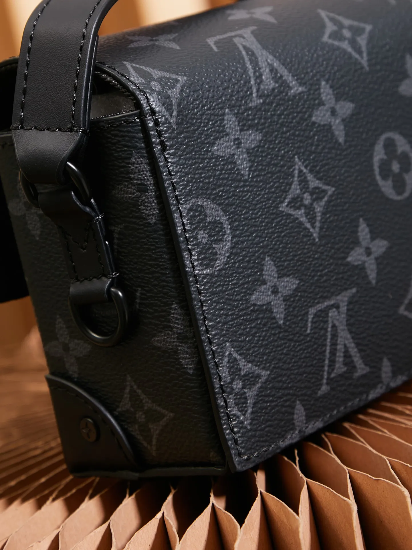 P¥680👉nfc dynamic chip version👈【Top inspection-free all-steel hardware】This Steamer mini handbag is made of Monogram Eclipse canvas and draws chain and pin elements from Louis Vuitton Steamer hard case. Perfectly sized to accommodate travel needs, it comes with a zippered interior pocket and adjustable shoulder straps. Monogram Eclipse coated canvas, cow leather trim, fabric lining, metal hardware, zipper inner pocket, Steamer style chain, magnetic buckle closure, shoulder strap, non-detachable, adjustable! ! Model: M81783; Size: 18x11x6.5CM
