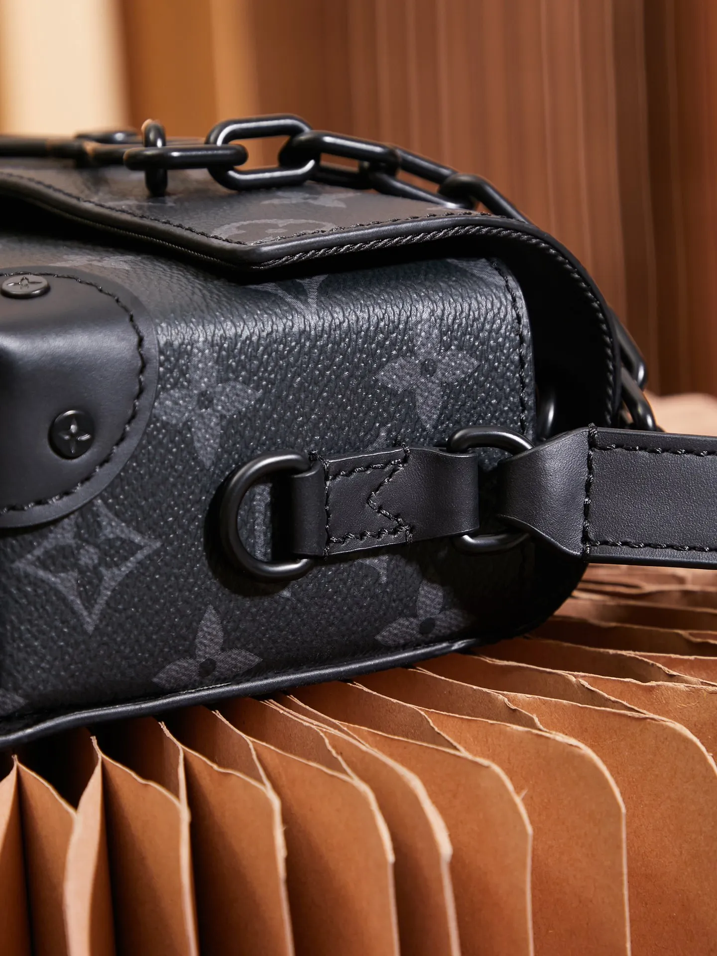 P¥680👉nfc dynamic chip version👈【Top inspection-free all-steel hardware】This Steamer mini handbag is made of Monogram Eclipse canvas and draws chain and pin elements from Louis Vuitton Steamer hard case. Perfectly sized to accommodate travel needs, it comes with a zippered interior pocket and adjustable shoulder straps. Monogram Eclipse coated canvas, cow leather trim, fabric lining, metal hardware, zipper inner pocket, Steamer style chain, magnetic buckle closure, shoulder strap, non-detachable, adjustable! ! Model: M81783; Size: 18x11x6.5CM