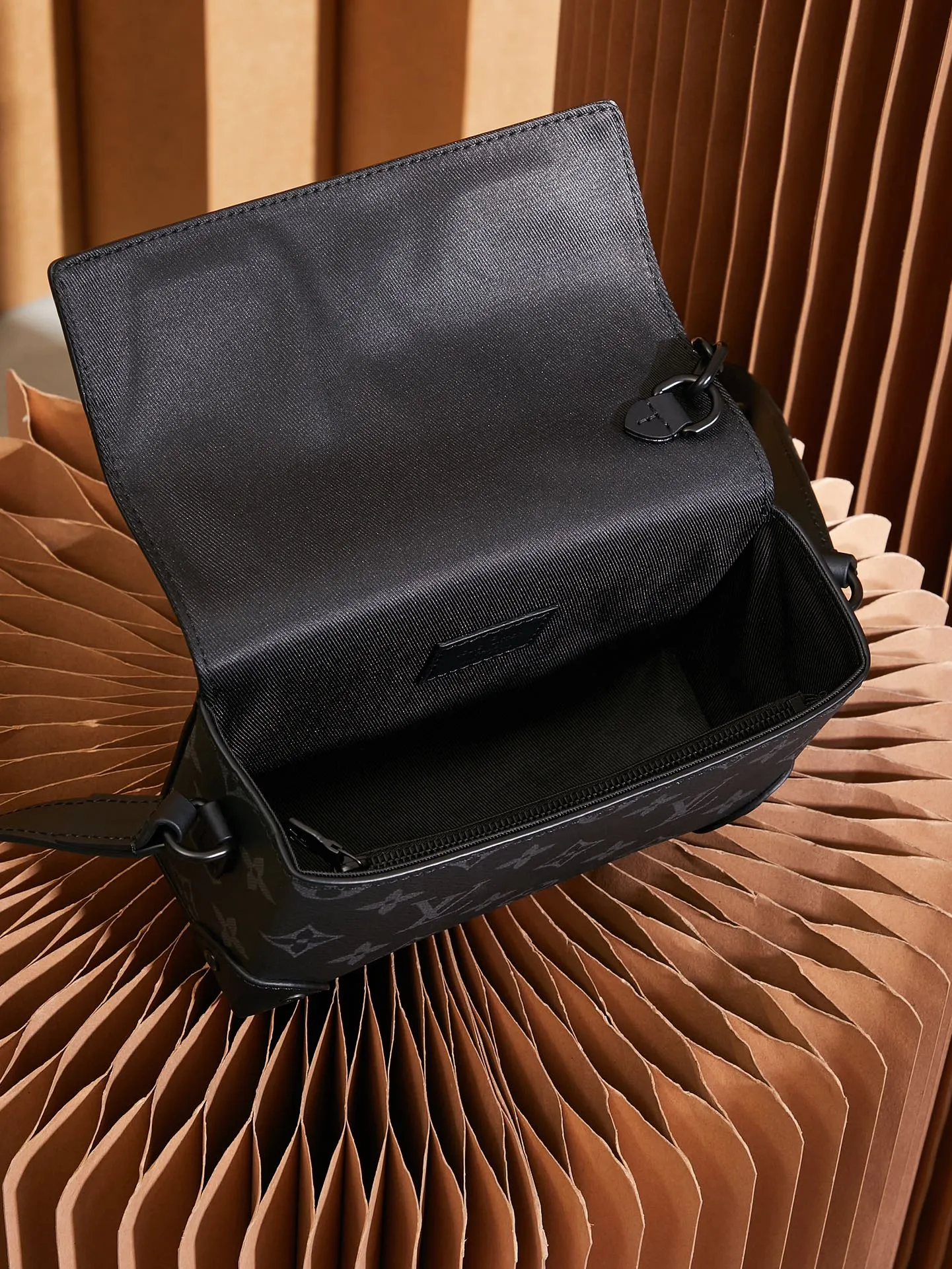 P¥680👉nfc dynamic chip version👈【Top inspection-free all-steel hardware】This Steamer mini handbag is made of Monogram Eclipse canvas and draws chain and pin elements from Louis Vuitton Steamer hard case. Perfectly sized to accommodate travel needs, it comes with a zippered interior pocket and adjustable shoulder straps. Monogram Eclipse coated canvas, cow leather trim, fabric lining, metal hardware, zipper inner pocket, Steamer style chain, magnetic buckle closure, shoulder strap, non-detachable, adjustable! ! Model: M81783; Size: 18x11x6.5CM