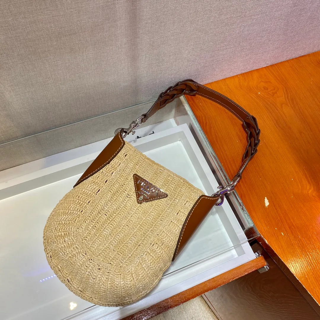 💰1560🎉Hot-selling straw bag🎉Made of high-end, fashionable and exquisite handmade bamboo weaving and imported cowhide leather👏👏Full of artistic flavor~Classic and retro, with fashionable and modern noble charm😘😘An item that you can’t go wrong with daily wear with private clothes. Natural style design As if you can breathe🙊🙊Lightweight/large space👍👍, cute appearance😘😘A popular straw style that will never go out of style, babies, hurry up and get it, it’s so beautiful🙊🙊 1BC126 length 24x height 26cm
