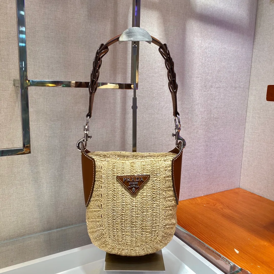 💰1560🎉Hot-selling straw bag🎉Made of high-end, fashionable and exquisite handmade bamboo weaving and imported cowhide leather👏👏Full of artistic flavor~Classic and retro, with fashionable and modern noble charm😘😘An item that you can’t go wrong with daily wear with private clothes. Natural style design As if you can breathe🙊🙊Lightweight/large space👍👍, cute appearance😘😘A popular straw style that will never go out of style, babies, hurry up and get it, it’s so beautiful🙊🙊 1BC126 length 24x height 26cm