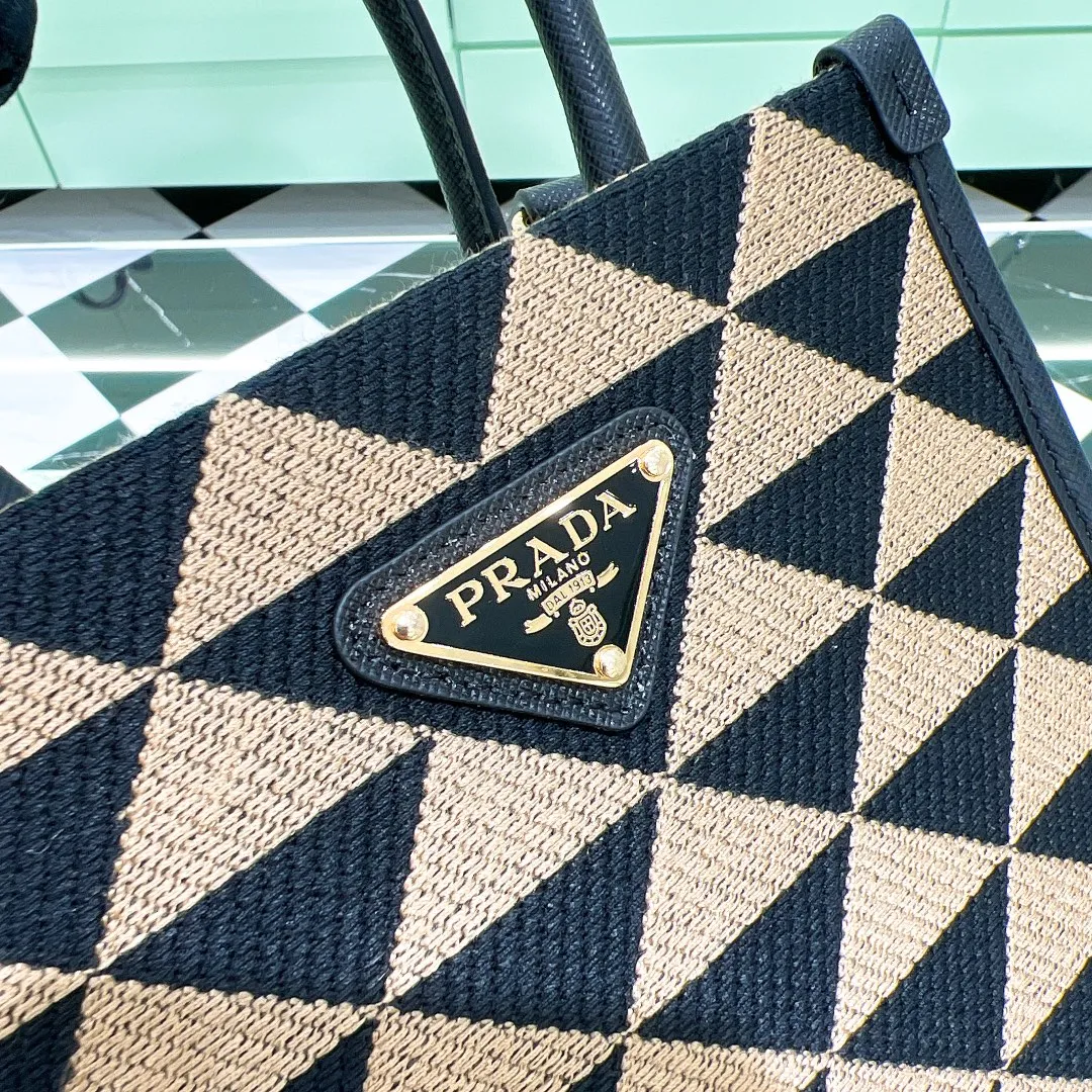💰1320✨New product debut✨🌟New product, new series embroidered triangle plaid tote bag 1BA355 small size. The new fashion favorite tote bag that is popular all over the world. The bag is embroidered with triangular geometric patterns all over the body and imported cross-grain cowhide trimming. The overall bag is simple, elegant and luxurious in texture. The golden triangle logo on the front is added with Saffiano cowhide nameplate. The small bag has a large capacity. Full of points for matching. A must-have tote bag for little fairies, size 19*6*17cm