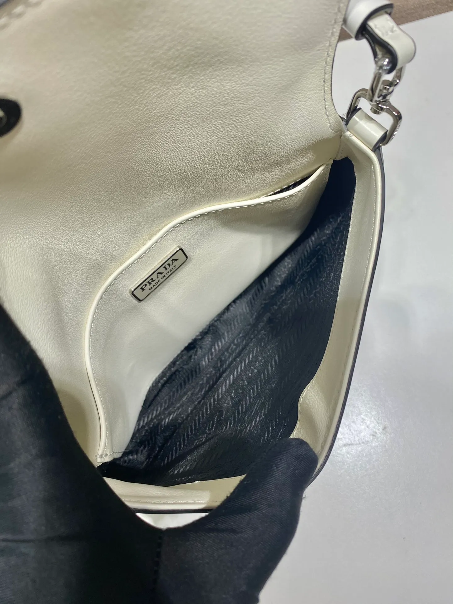 💰1120🎉New armpit bag🎉New color second-hand armpit bag😘😘 This year’s popular flip-top second-hand armpit bag has always been very popular. The whole leather is delicate and smooth. The special-shaped bag design is cool and fashionable, with enough capacity. It is light and can be packed. It is perfect without being outdated. The retro-feel concave shape is another popular style of Internet celebrities🙊🙊 Style number: 1BD311 Length 23x Height 18x Bottom 4cm