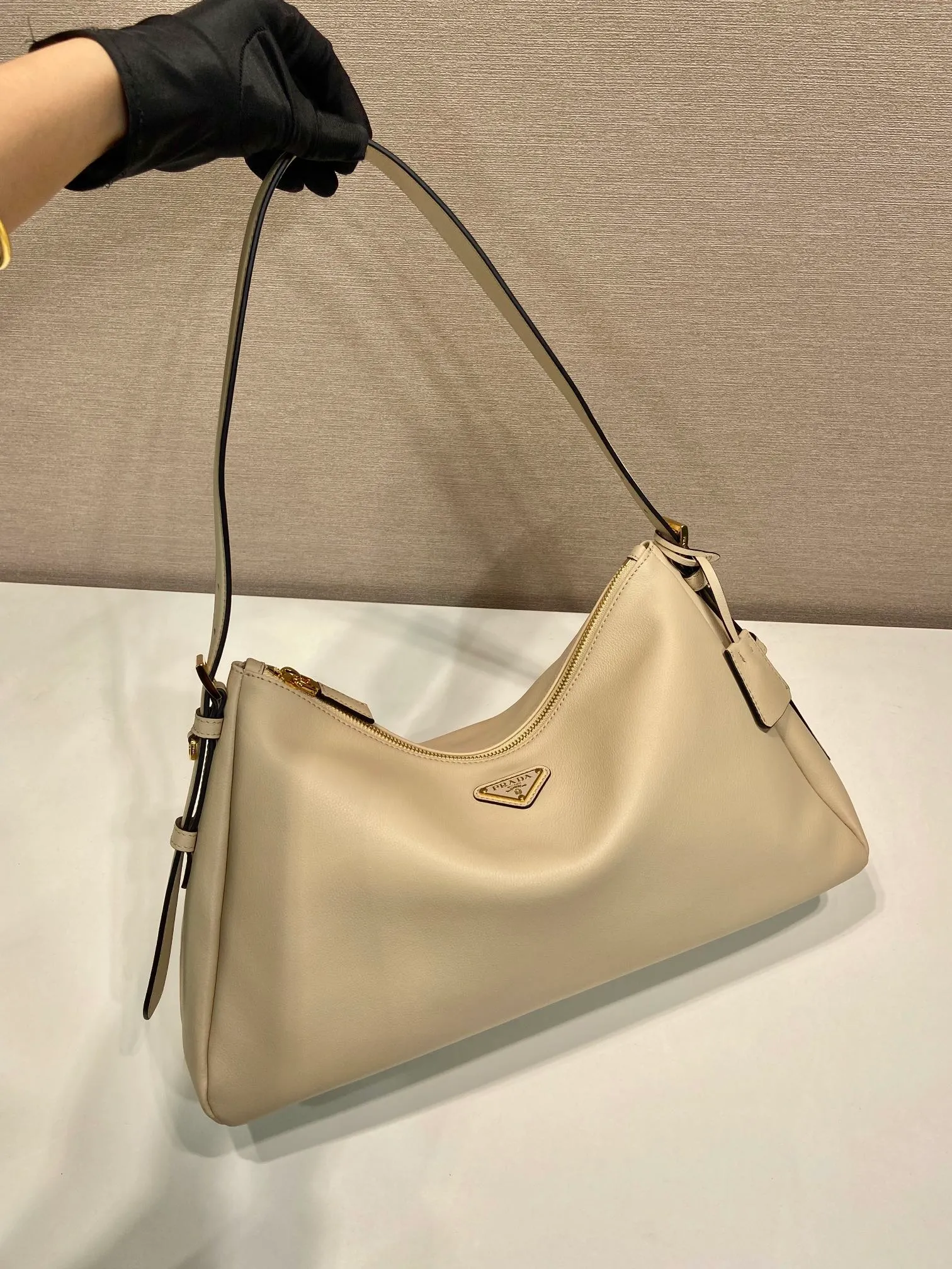 💰1760🎉New Aimee Underarm Bag🎉1BC228🎉🎉This leather Hobo underarm bag has a simple design and is made of imported calfskin. It has a metal triangular enamel logo on the front and is equipped with a detachable leather shoulder strap. The leather is fine and soft, practical, lightweight, and has a large capacity. ﻿﻿﻿High-end and versatile, another fashion hit. Hurry up and get it, it’s so beautiful👏👏 Length 39x height 24x bottom 12cm