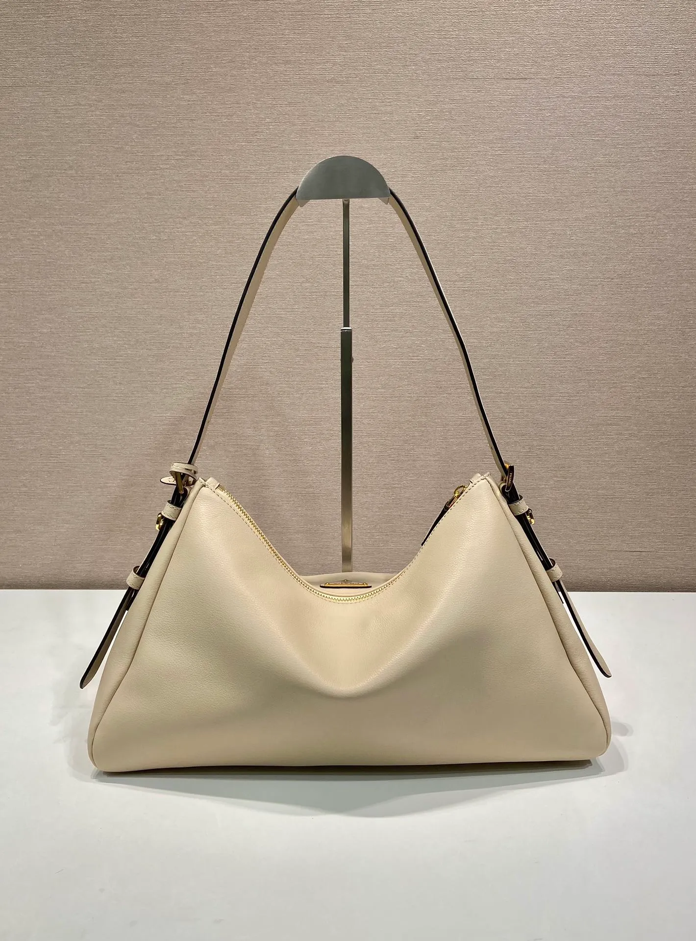 💰1760🎉New Aimee Underarm Bag🎉1BC228🎉🎉This leather Hobo underarm bag has a simple design and is made of imported calfskin. It has a metal triangular enamel logo on the front and is equipped with a detachable leather shoulder strap. The leather is fine and soft, practical, lightweight, and has a large capacity. ﻿﻿﻿High-end and versatile, another fashion hit. Hurry up and get it, it’s so beautiful👏👏 Length 39x height 24x bottom 12cm