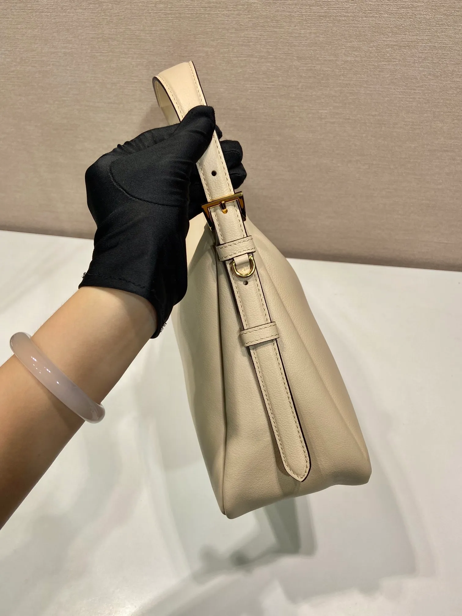 💰1760🎉New Aimee Underarm Bag🎉1BC228🎉🎉This leather Hobo underarm bag has a simple design and is made of imported calfskin. It has a metal triangular enamel logo on the front and is equipped with a detachable leather shoulder strap. The leather is fine and soft, practical, lightweight, and has a large capacity. ﻿﻿﻿High-end and versatile, another fashion hit. Hurry up and get it, it’s so beautiful👏👏 Length 39x height 24x bottom 12cm