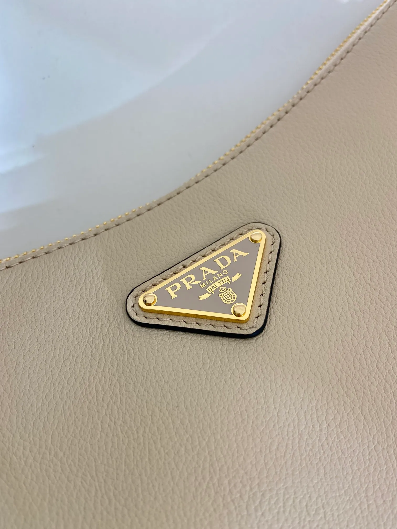 💰1760🎉New Aimee Underarm Bag🎉1BC228🎉🎉This leather Hobo underarm bag has a simple design and is made of imported calfskin. It has a metal triangular enamel logo on the front and is equipped with a detachable leather shoulder strap. The leather is fine and soft, practical, lightweight, and has a large capacity. ﻿﻿﻿High-end and versatile, another fashion hit. Hurry up and get it, it’s so beautiful👏👏 Length 39x height 24x bottom 12cm