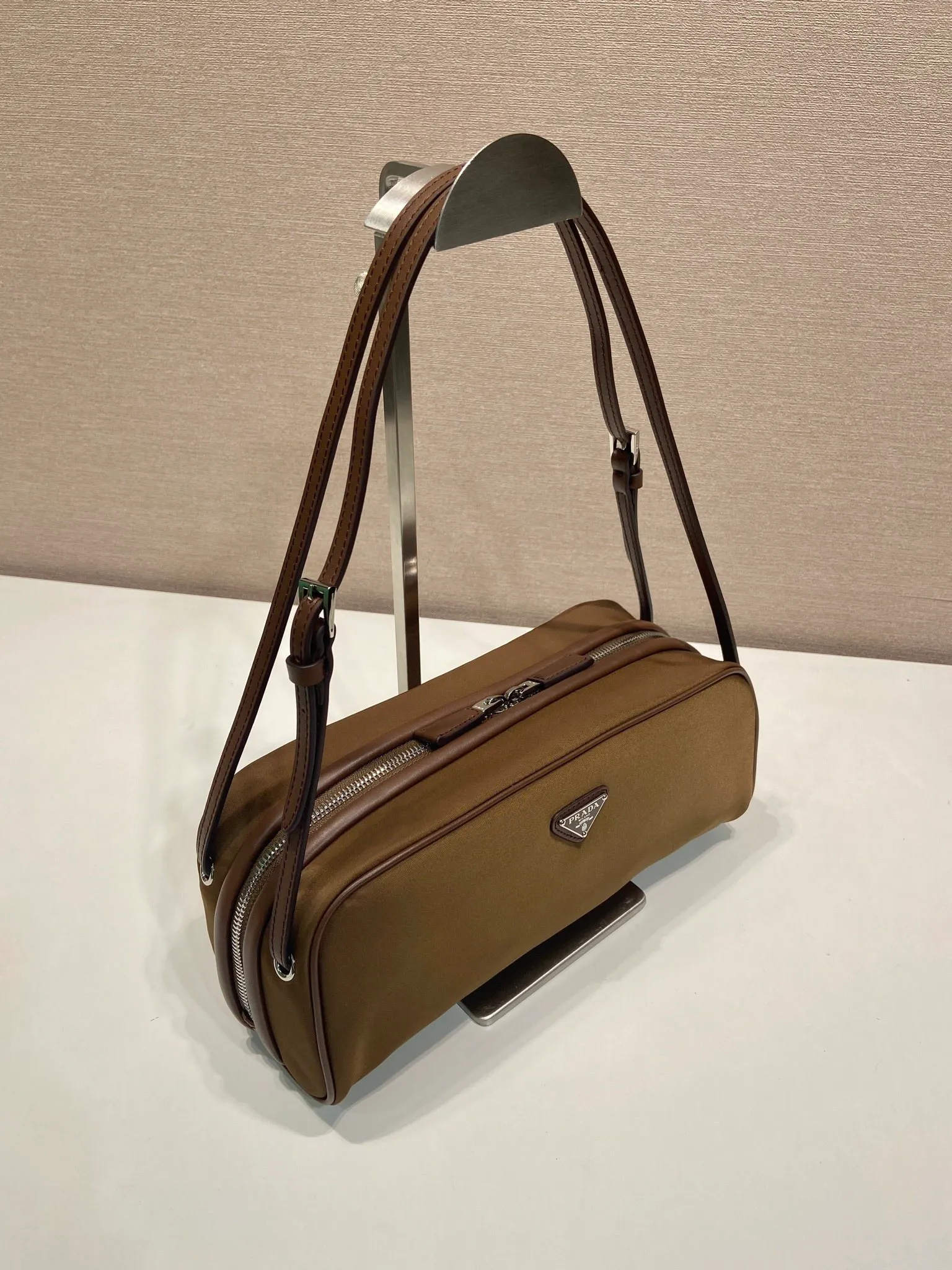 💰1120🎉New bowling ball🎉1BC249🎉🎉 This bowling bag cleverly combines classic and modern elements. Made of imported nylon fabric and imported calfskin. The bag mouth is designed with calfskin edging, which looks particularly fashionable, the zipper opening and closing design is more practical, and the letter emblem decoration is unique. It has a large capacity and space, and it is a popular style that will never go out of style🎉🎉 Length 28x Height 11.5cmx Bottom 10cm🎉🎉🎉💰💰💰