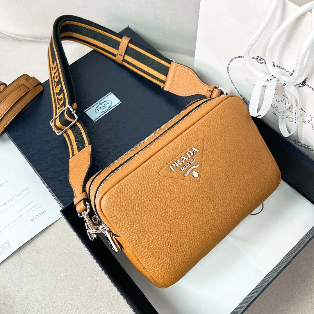 💰1700✨New product launch✨The latest pebbled shoulder bag with double zipper 1BH082 is carefully made of soft textured pebbled calfskin. The bag has a rounded and soft silhouette. Multi-functional detachable embroidered shoulder straps and leather shoulder straps. Double zipper compartments for more convenient storage. Outstanding and elegant style. Can be carried in hand, on one shoulder or crossbody. A handbag that perfectly blends classic heritage with the trend of the times. Fairy must-have caramel color size 22*14.5*8.5cm
