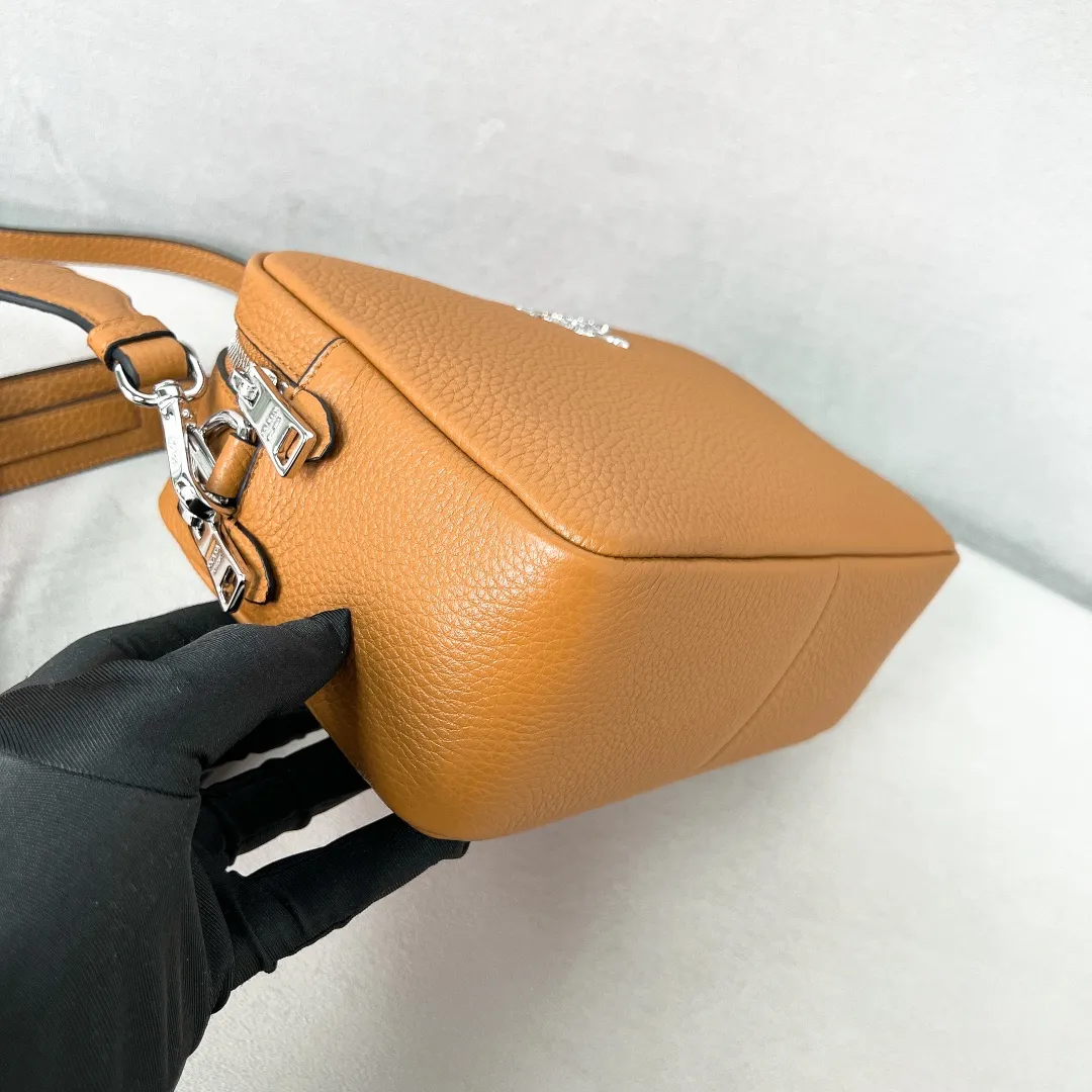 💰1700✨New product launch✨The latest pebbled shoulder bag with double zipper 1BH082 is carefully made of soft textured pebbled calfskin. The bag has a rounded and soft silhouette. Multi-functional detachable embroidered shoulder straps and leather shoulder straps. Double zipper compartments for more convenient storage. Outstanding and elegant style. Can be carried in hand, on one shoulder or crossbody. A handbag that perfectly blends classic heritage with the trend of the times. Fairy must-have caramel color size 22*14.5*8.5cm
