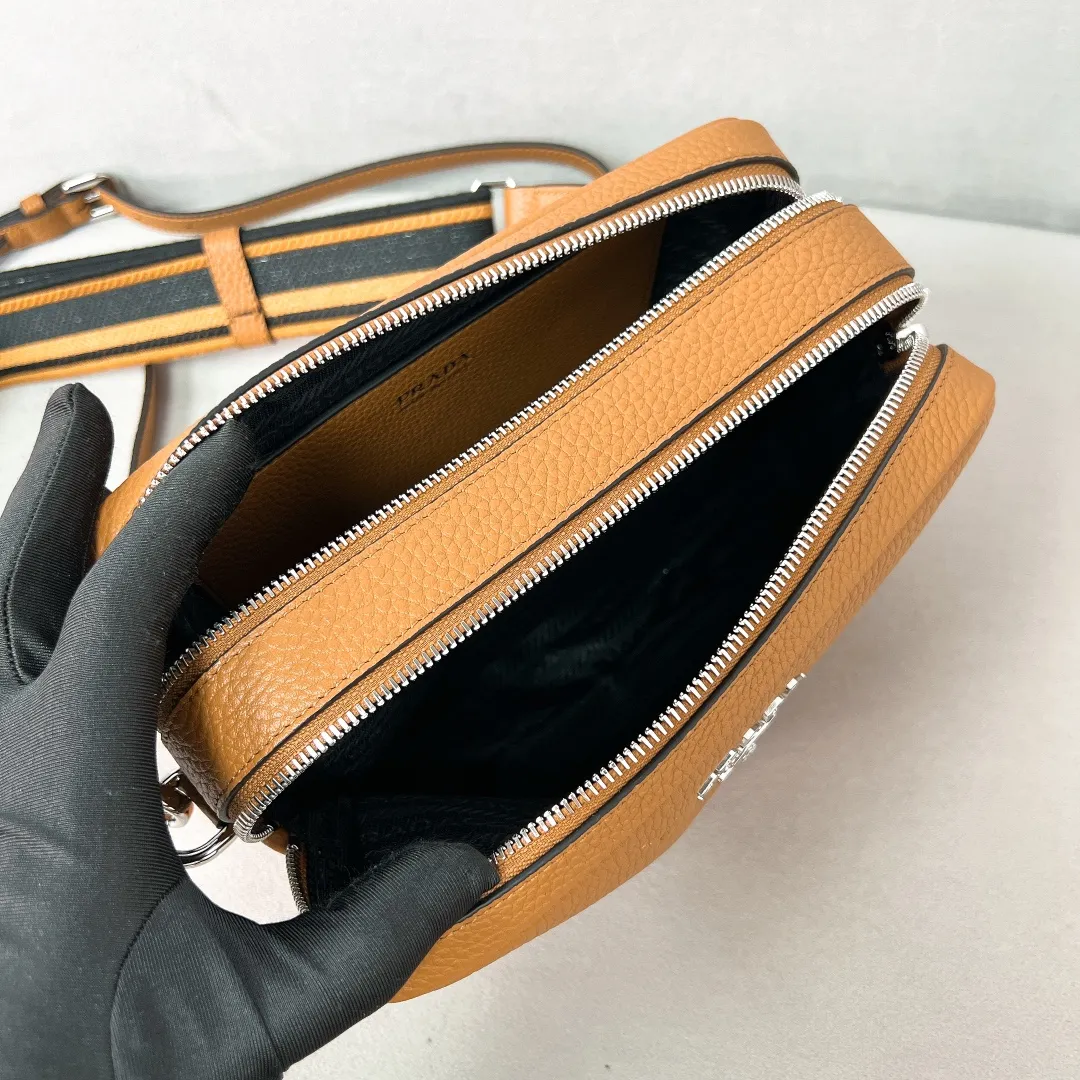 💰1700✨New product launch✨The latest pebbled shoulder bag with double zipper 1BH082 is carefully made of soft textured pebbled calfskin. The bag has a rounded and soft silhouette. Multi-functional detachable embroidered shoulder straps and leather shoulder straps. Double zipper compartments for more convenient storage. Outstanding and elegant style. Can be carried in hand, on one shoulder or crossbody. A handbag that perfectly blends classic heritage with the trend of the times. Fairy must-have caramel color size 22*14.5*8.5cm