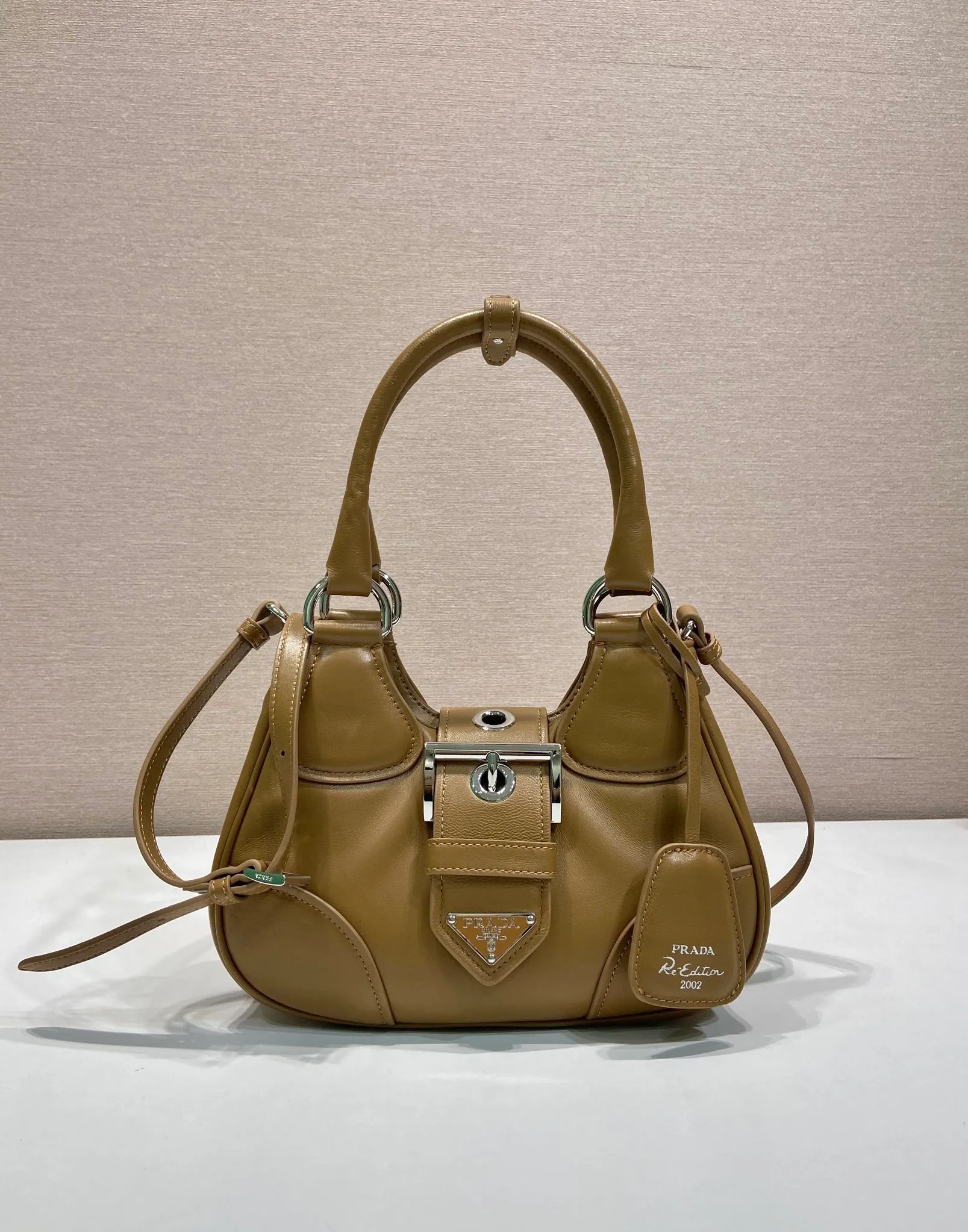 💰1700🎉New Moon handbag🎉1BA381 full lambskin🎉🎉 This Moon handbag is designed with imported lambskin, and the interior is also full sheepskin👏 It is equipped with a 100 cm detachable and adjustable leather long shoulder strap, which can be carried by hand or on the shoulder, a detachable leather keychain, and a triangle logo magnetic buckle/lace closure on the front. It is lightweight and practical, and the upper body effect is cool/fashionable. Another popular style that will never go out of style🎉🎉Hurry up and get it🎉 Length 22.5x Height 16x Bottom 7.5cm