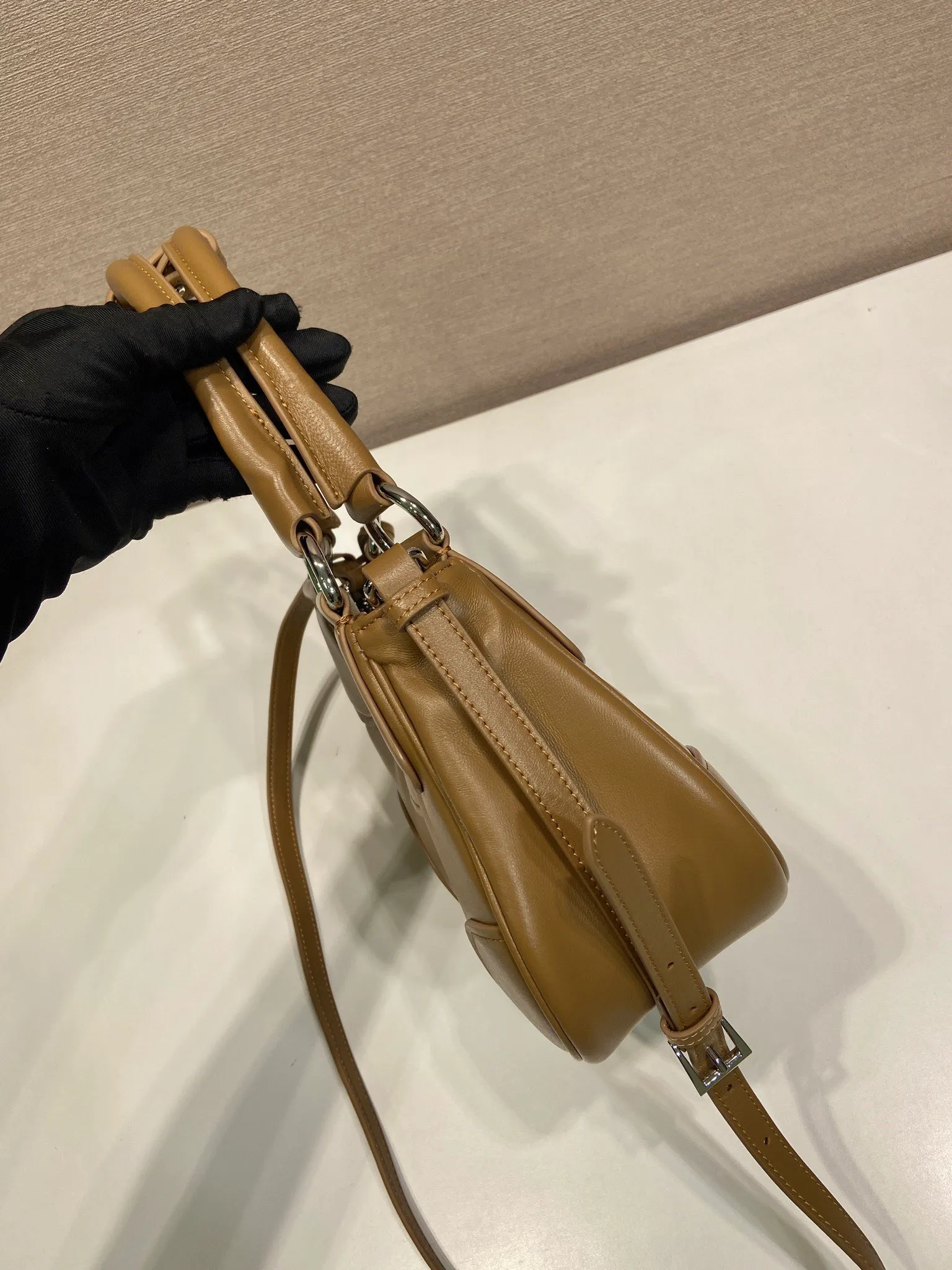 💰1700🎉New Moon handbag🎉1BA381 full lambskin🎉🎉 This Moon handbag is designed with imported lambskin, and the interior is also full sheepskin👏 It is equipped with a 100 cm detachable and adjustable leather long shoulder strap, which can be carried by hand or on the shoulder, a detachable leather keychain, and a triangle logo magnetic buckle/lace closure on the front. It is lightweight and practical, and the upper body effect is cool/fashionable. Another popular style that will never go out of style🎉🎉Hurry up and get it🎉 Length 22.5x Height 16x Bottom 7.5cm